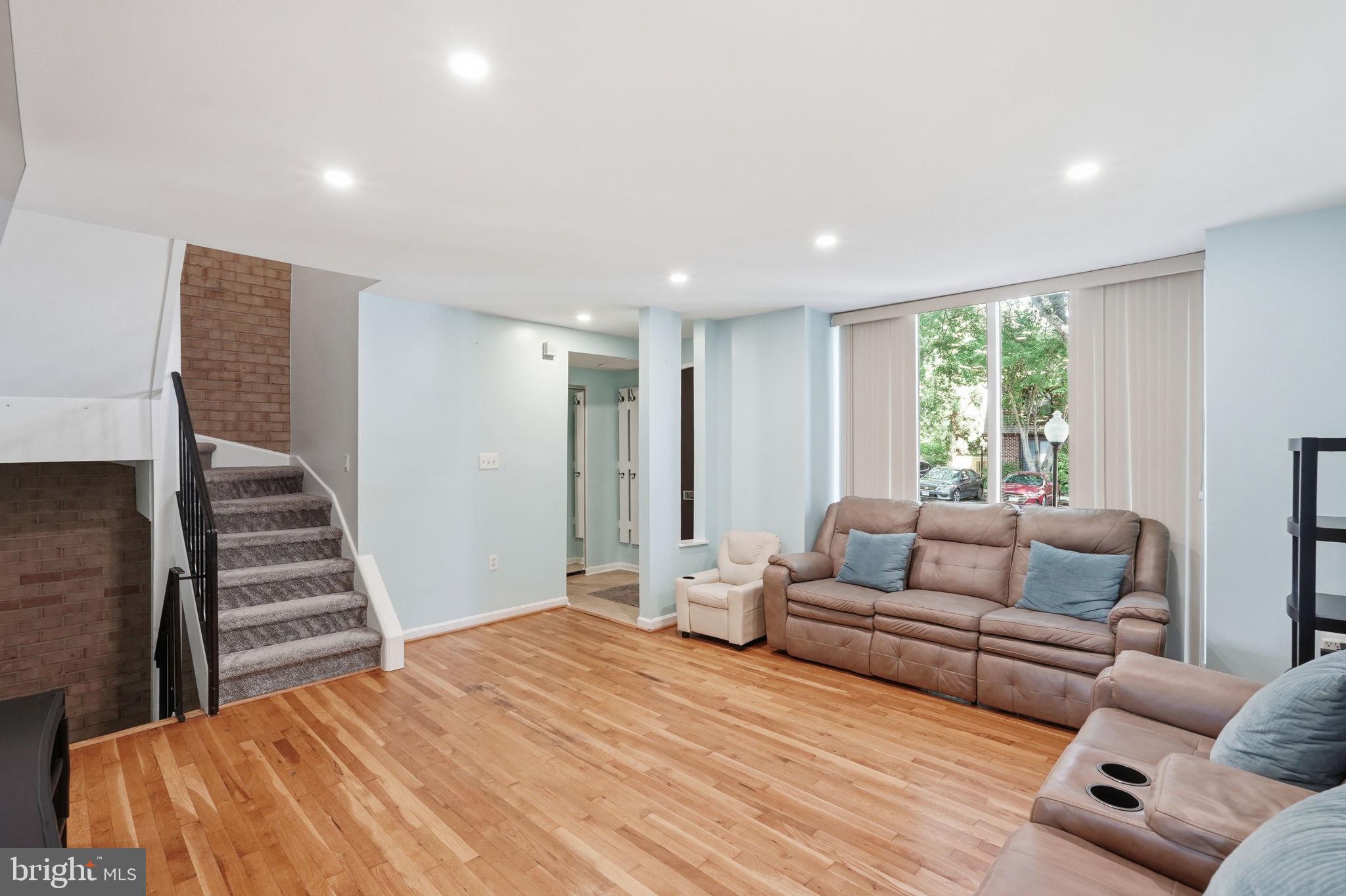 AMERICANA FAIRFAX - Residential