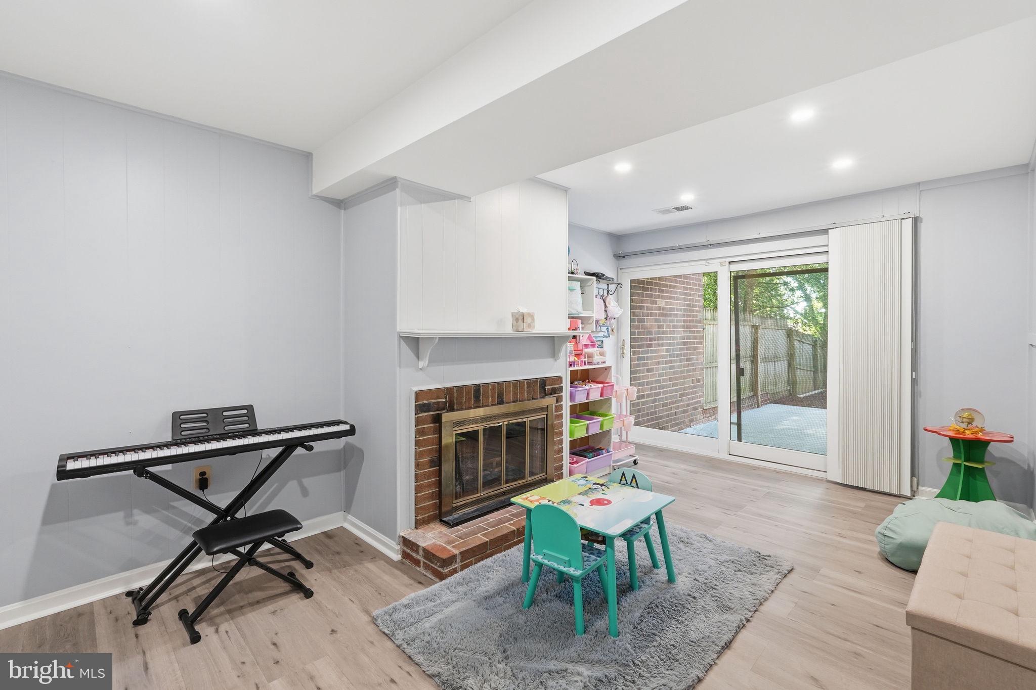 AMERICANA FAIRFAX - Residential