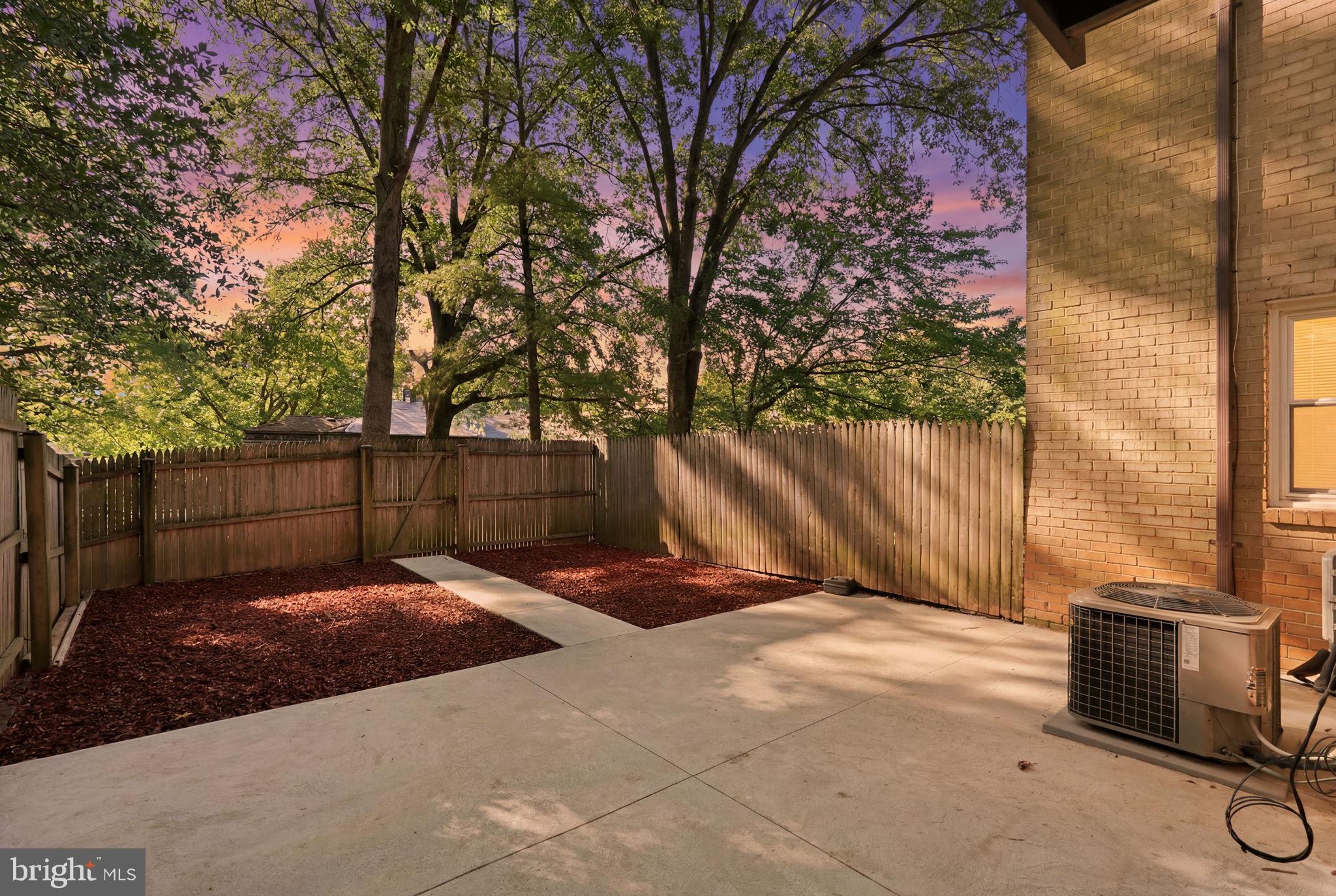 AMERICANA FAIRFAX - Residential