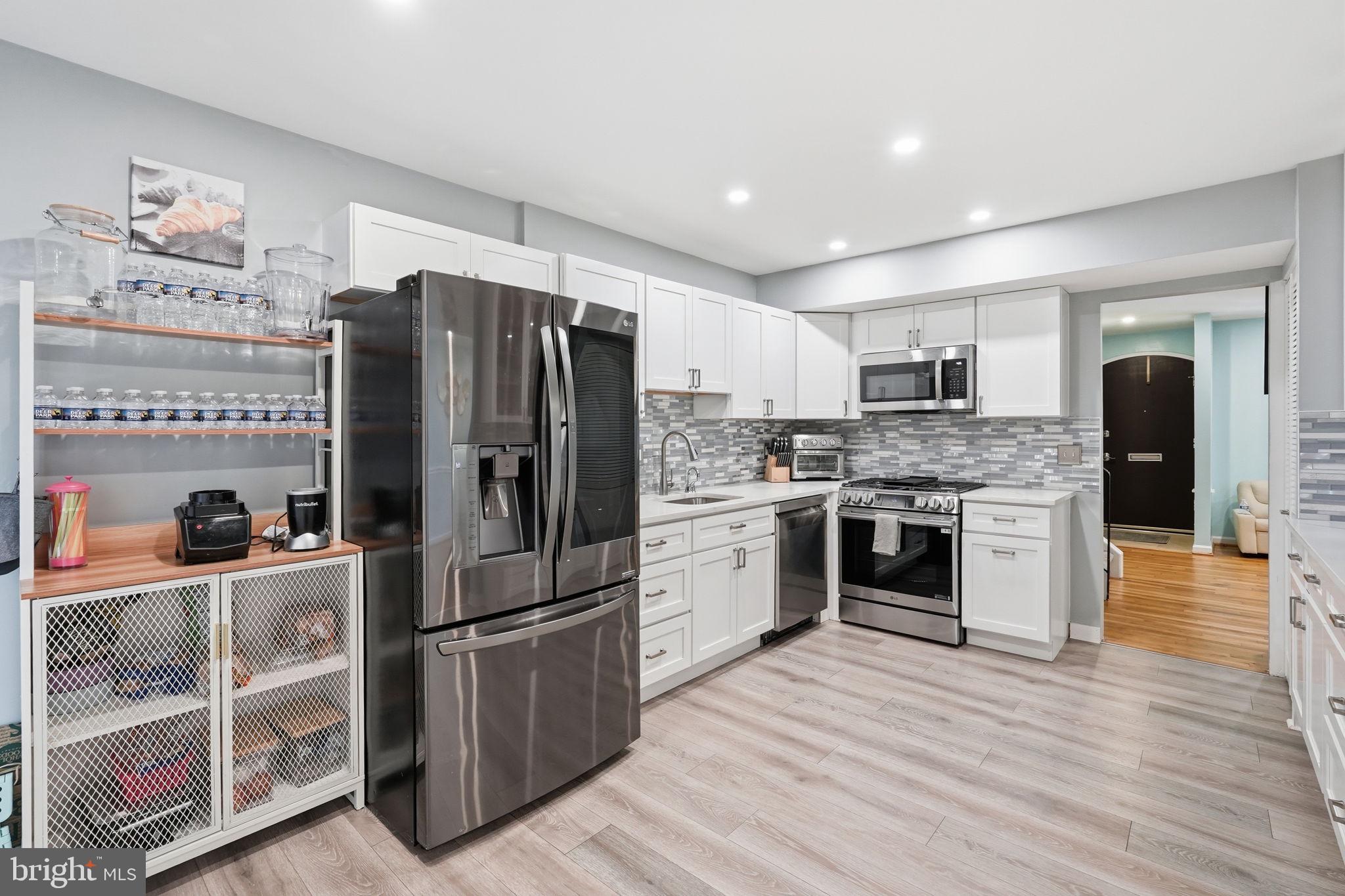 AMERICANA FAIRFAX - Residential