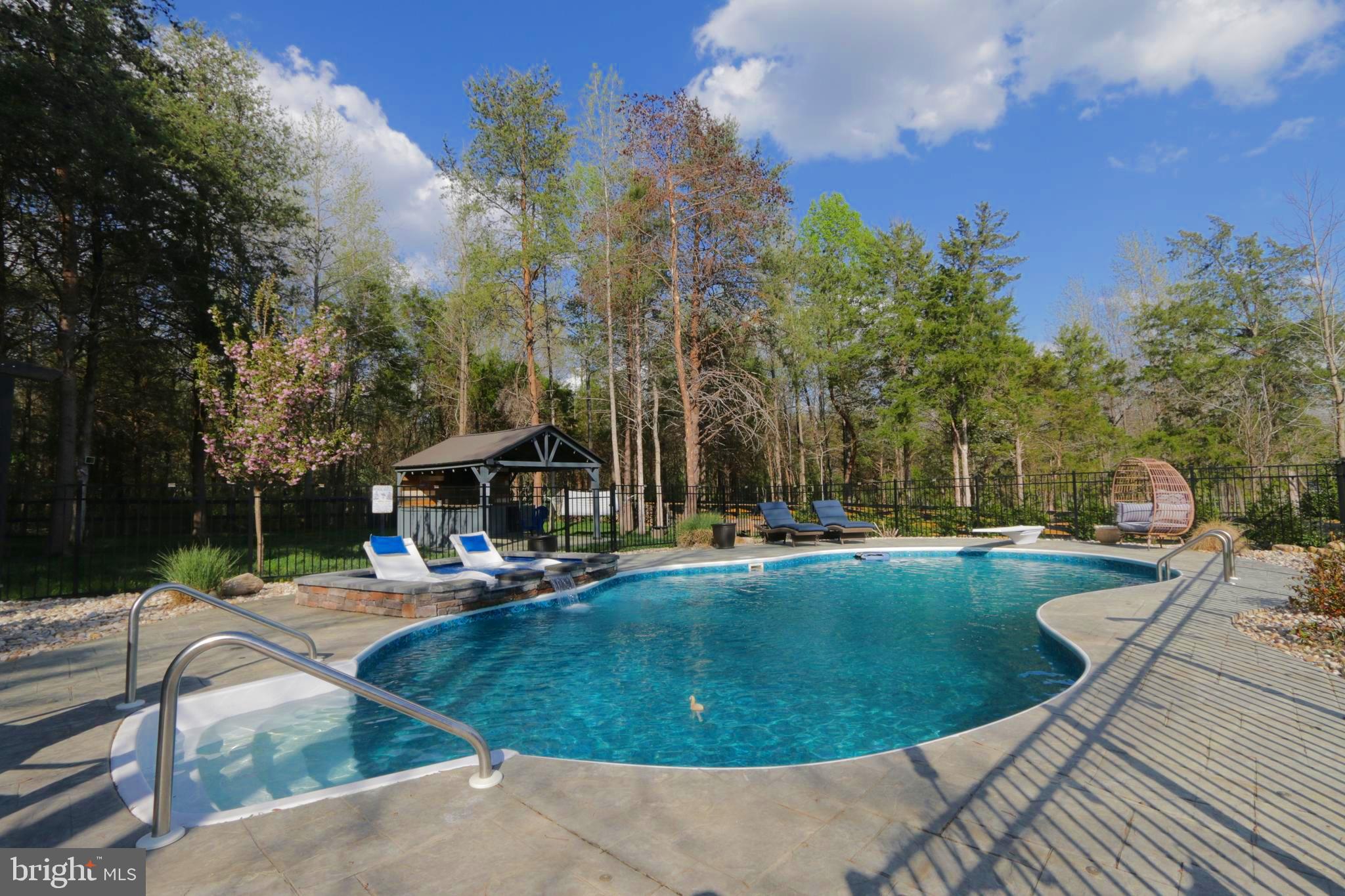SARATOGA WOODS - Residential