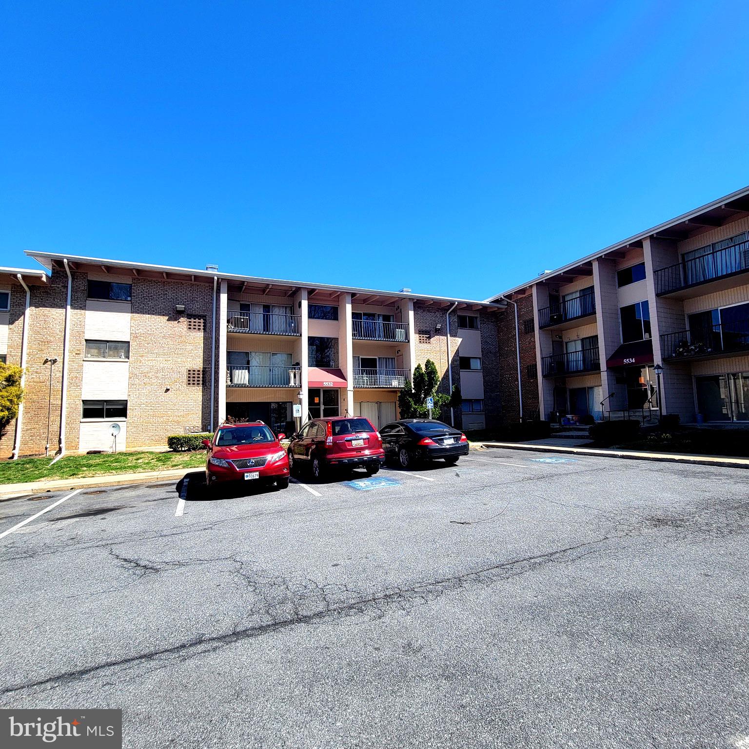 Top floor unit in a wonderful building of unit owners who care.  High ceilings with exposed beams offering character in an apartment you can be proud of.  Balcony with a top of the hill views. Ample parking available. Community has pool for extra fee. Laundry in the building along with extra storage. 
Renovated unit with gorgeous kitchen and bathroom. Ample natural light because the building is positioned so well. Since it's on the top floor there's no overhead noise. 
Location Location Location, close to major commuter routes, public transportation, library, shopping, and entertainment.  Lots of international food spots nearby.  Gas and water included in rent!