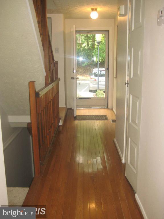 OPEN HOUSE: SUNDAY 20th APRIL, FROM 3:30pm TO 4:30pm.

Available from 06/1/2025.New Hardwood floors. Re-modeled Townhouse at the heart of Reston, Fairfax country. Close to Wiehle-Reston East Metro station. (Silver Line). Location, location close to everything, Shopping, and Entertainment, Schools. Metro Bus Stop is steps away. Granite countertops in Kitchen, Freshly Painted, Hardwood Floors, Cozy Fireplace, Walkout basement, Deck, Fenced backyard.3 Beds 3.5 Bath. The basement has extra room.
2 year lease is preferred.