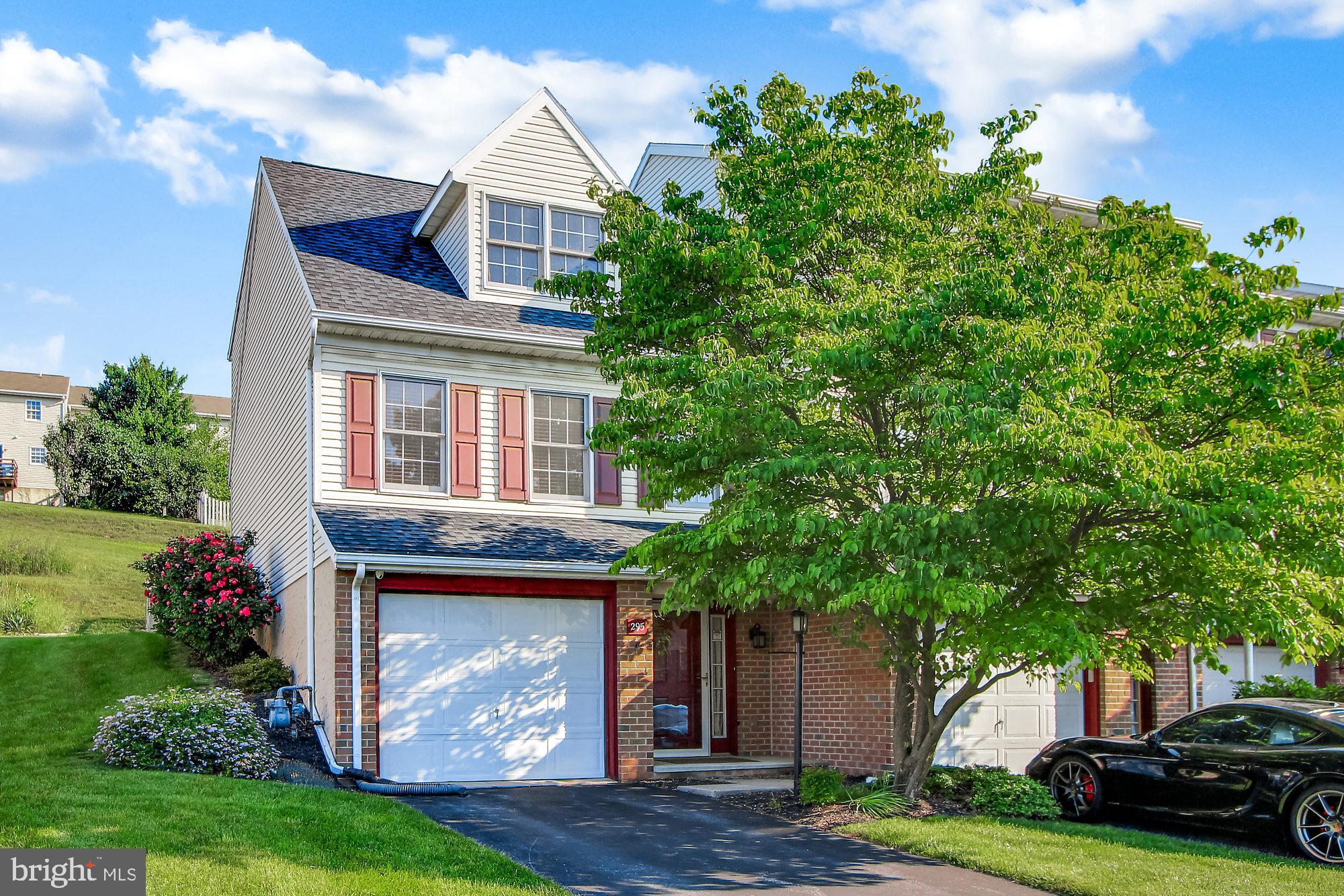 Great find in Woodmont Estates!  End unit townhome with lots of updates & upgrades including new roof, newer furnace/hot water heater.  Tile in the entry way, and beautiful hardwood throughout the rest of the house.  Enjoy evenings on the large covered porch with fenced rear yard.  Plenty of room for storage with a one car garage, and bonus room for workshop, etc.  All appliances included!!