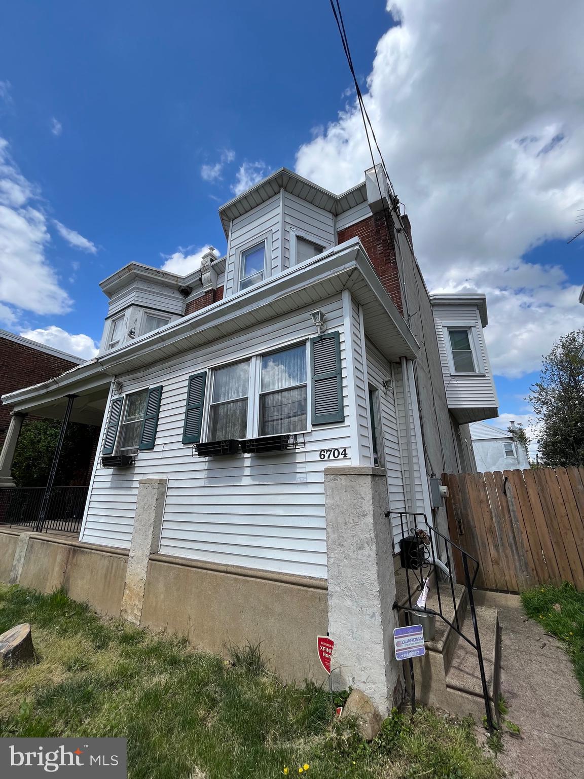 Big, enclosed porch twin on a nice block in Tacony!   Situated on a 25x90 lot, this house TLC to finish her up.  Open floor plan on first floor w/ big half bath w/ laundry hook ups.    2nd floor has 3 big beds w/ full bath on the rear.    Full basement w/ laundry,  gas boiler and loads of storage.    This is not an REO or short sale, clear title is ready to go!