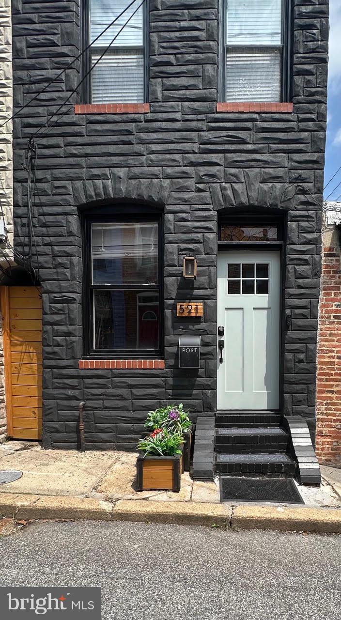 Newly renovated home in desirable Canton/Fells Point neighborhood. Close to shops and restaurants with plenty of on-street parking. Walking distance to Patterson Park and waterfront.