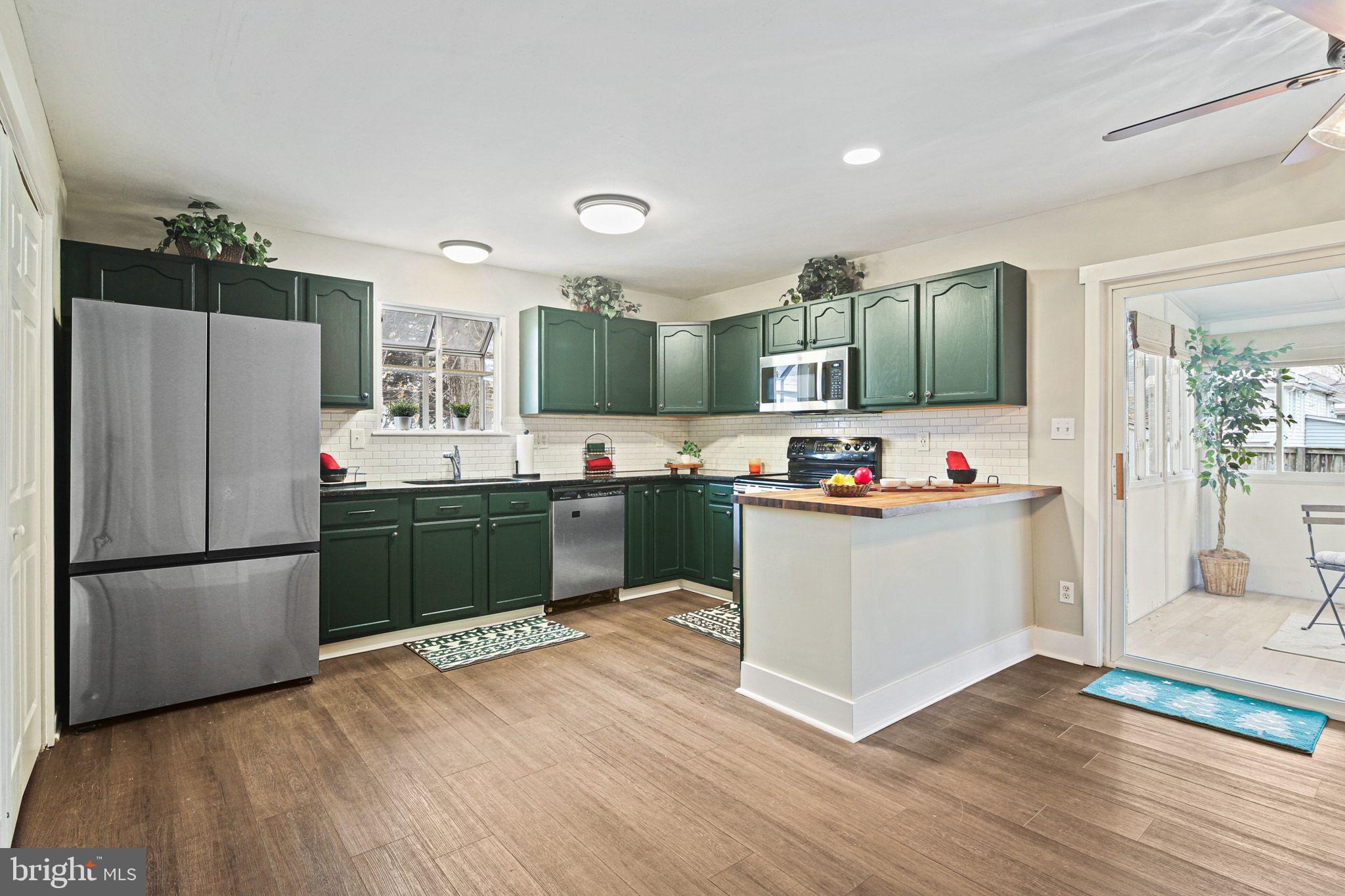 WOODLAND BEACH - Residential