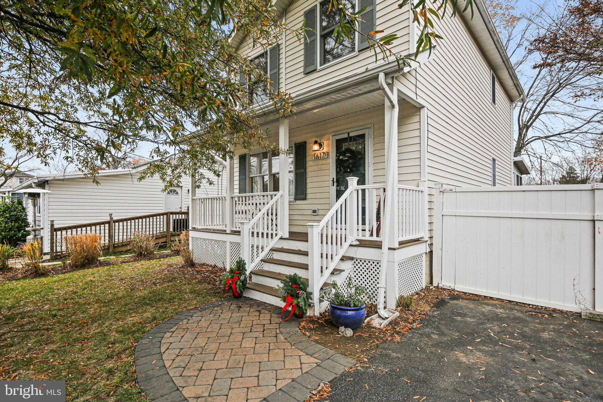 WOODLAND BEACH - Residential