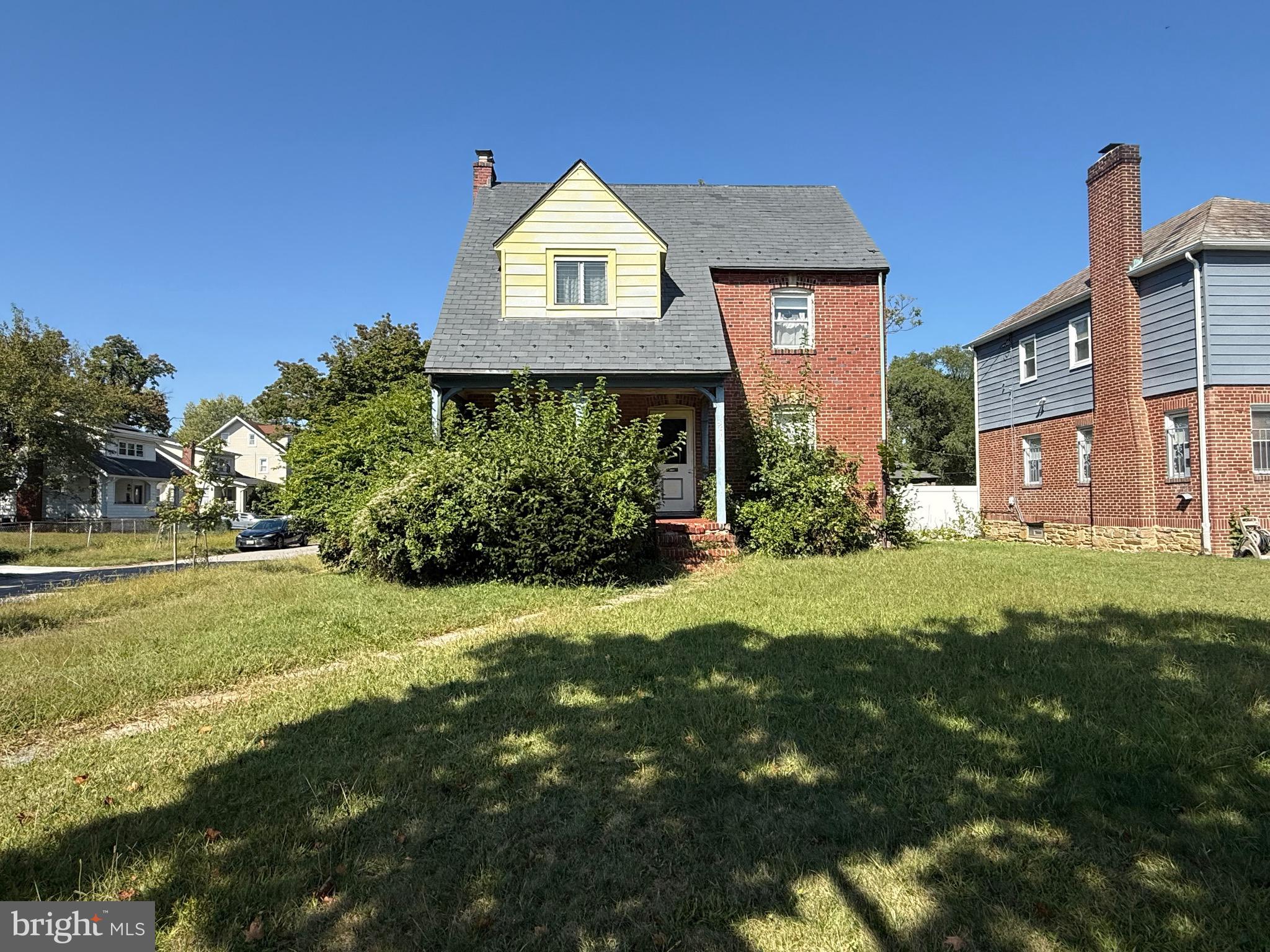 INVESTOR ALERT!! GREAT SFH FOR FIX AND FLIP OR BUY AND HOLD. CASH!!! 
PROPERTY SOLD STRUCTLY AS IS, TO INCLUDE CONTENTS. ENTER AT OWN RISK. BUYER TO PAY ALL CLOSING COSTS. SELLER STRONGLY PREFERS USE OF NEW WORLD TITLE.