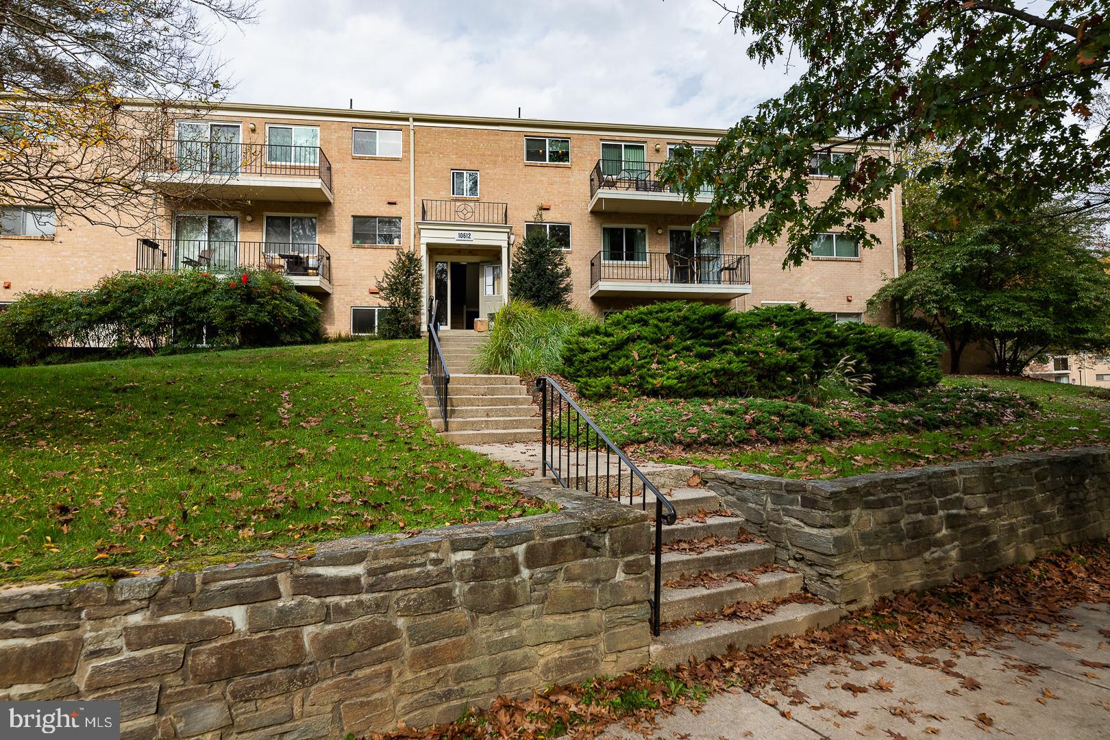 TOP FLOOR. BALCONY OVERLOOKING BEAUTIFUL LANDSCAPED GARDENS. SPACIOUS AND BRIGHT. RENT INCLUDES UTILITIES (HEAT, AC, ELECTRIC, GAS, W/S), PARKING, EXTRA STORAGE AND  AMENITIES  (POOLS, TENNIS, BALLFIELD, PLAYGROUND, CLUBHOUSES, COMMUNITY GARDENS). GREAT BETHESDA LOCATION! WALK TO GROSVENOR METRO STATION ON THE RED LINE. HOP RIGHT ON TO THE BELTWAY OR I-270.  WALK, BIKE, RUN IN ROCK CREEK PARK. NEAR NIH AND WALTER REED BETHESDA MEDICAL.  BE IN DOWNTOWN DC IN MINUTES BY METRO.