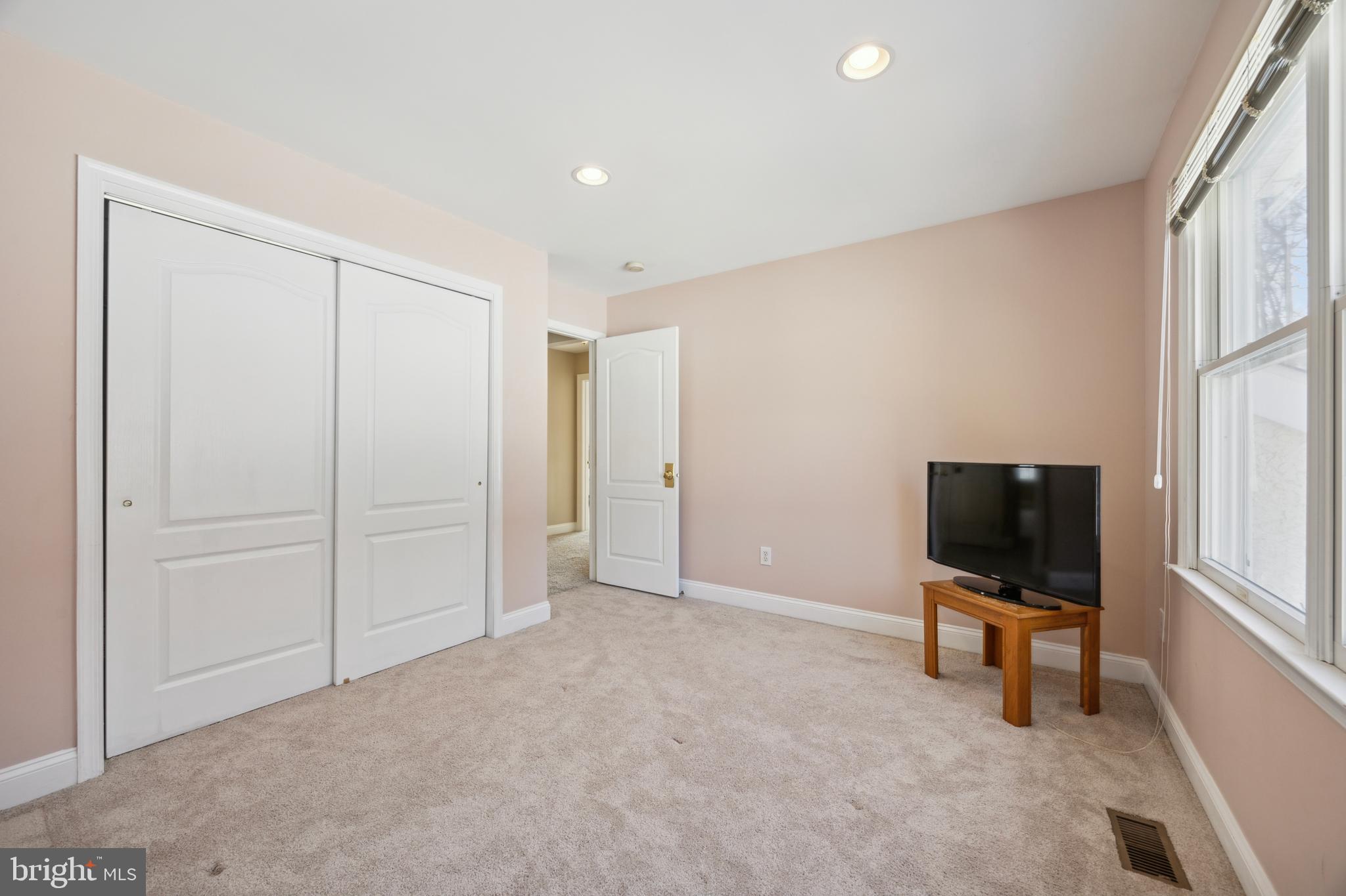 ROSE TREE ESTS - Residential