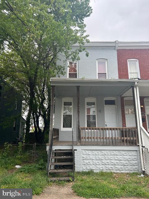 Recently updated 2Bd/1.5ba SDT - new paint, new flooring, kitchen cabinets, windows and ready to move in.
Fenced back yard, CAC