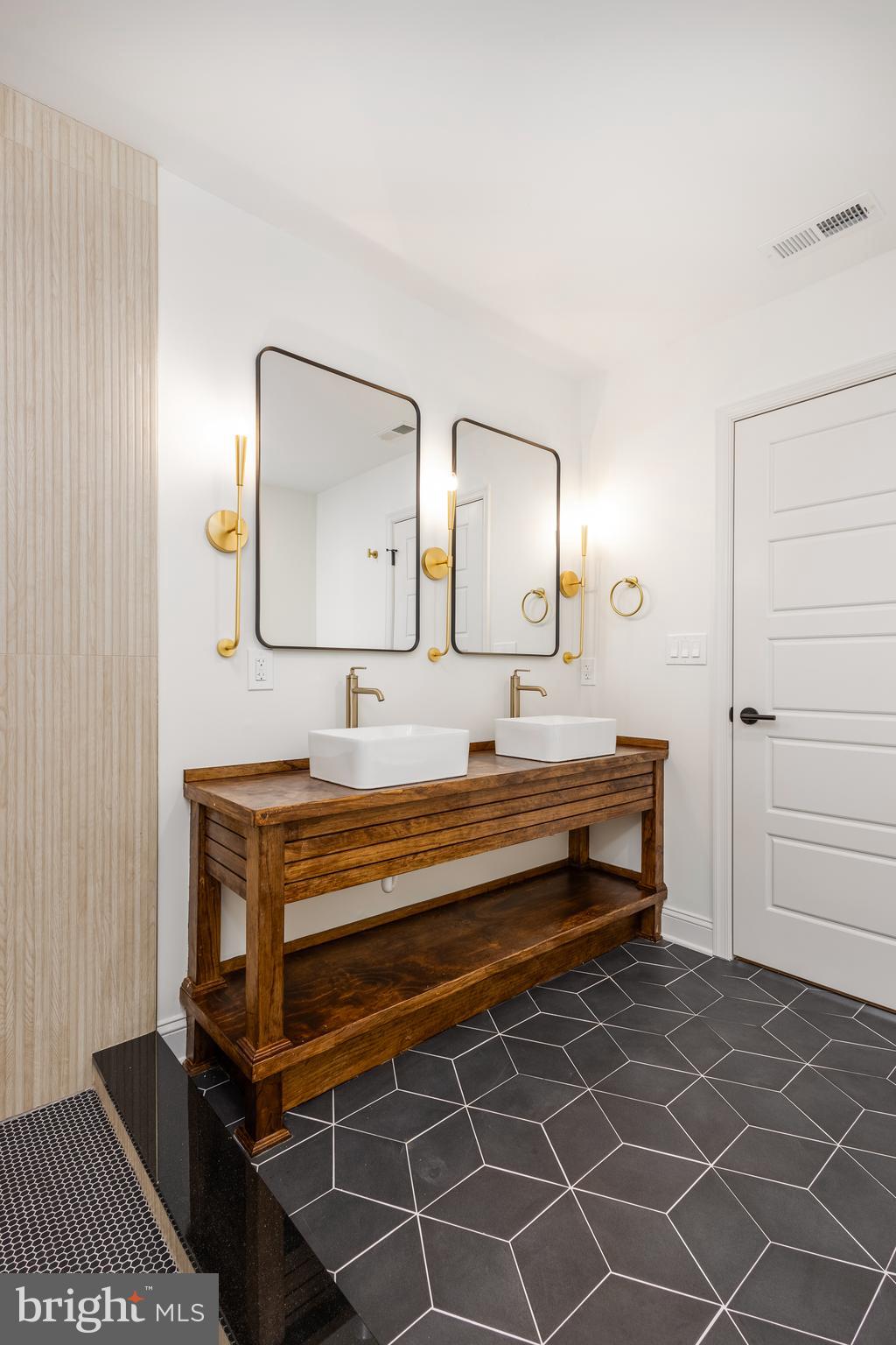 SQUIRREL HILL - Residential