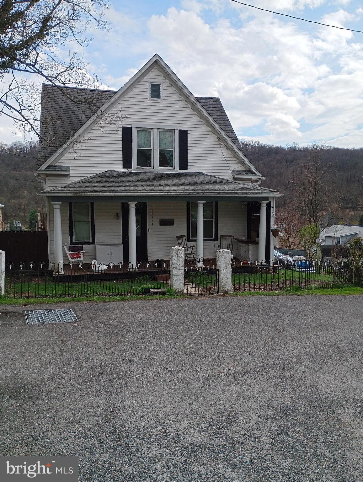 **Investor Special!** This two-story, three-bedroom, one-bath home features wood floors and charming woodwork, perfect for adding your personal touch. It also includes a large two-car detached garage.
AUCTION! Do not email any offers, as the property is being sold via auction; all bids must be submitted online during the auction period. The sale will be subject to a 5% buyers premium pursuant to the Auction Terms & Conditions (minimums may apply). All auction bids will be processed subject to seller approval. The property information provided is estimated and not guaranteed (including bedroom/bathroom count). Cash bids only, as you cannot access the unit. BIDDING STARTS 04/10/2026. The buyer's agent is to pay a $200 plus sales tax offer management fee at closing of an accepted offer.