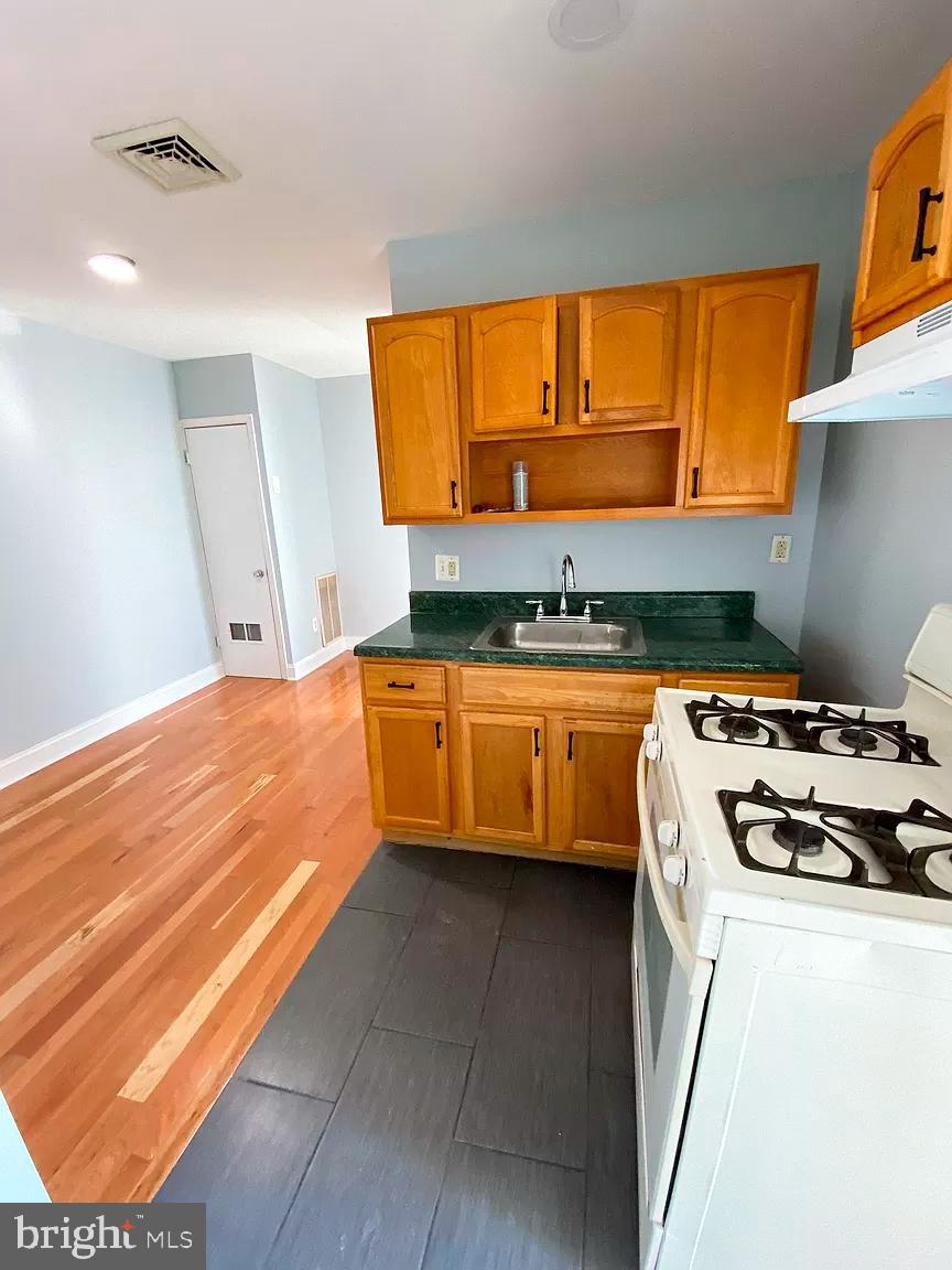 PORT RICHMOND - Residential Lease