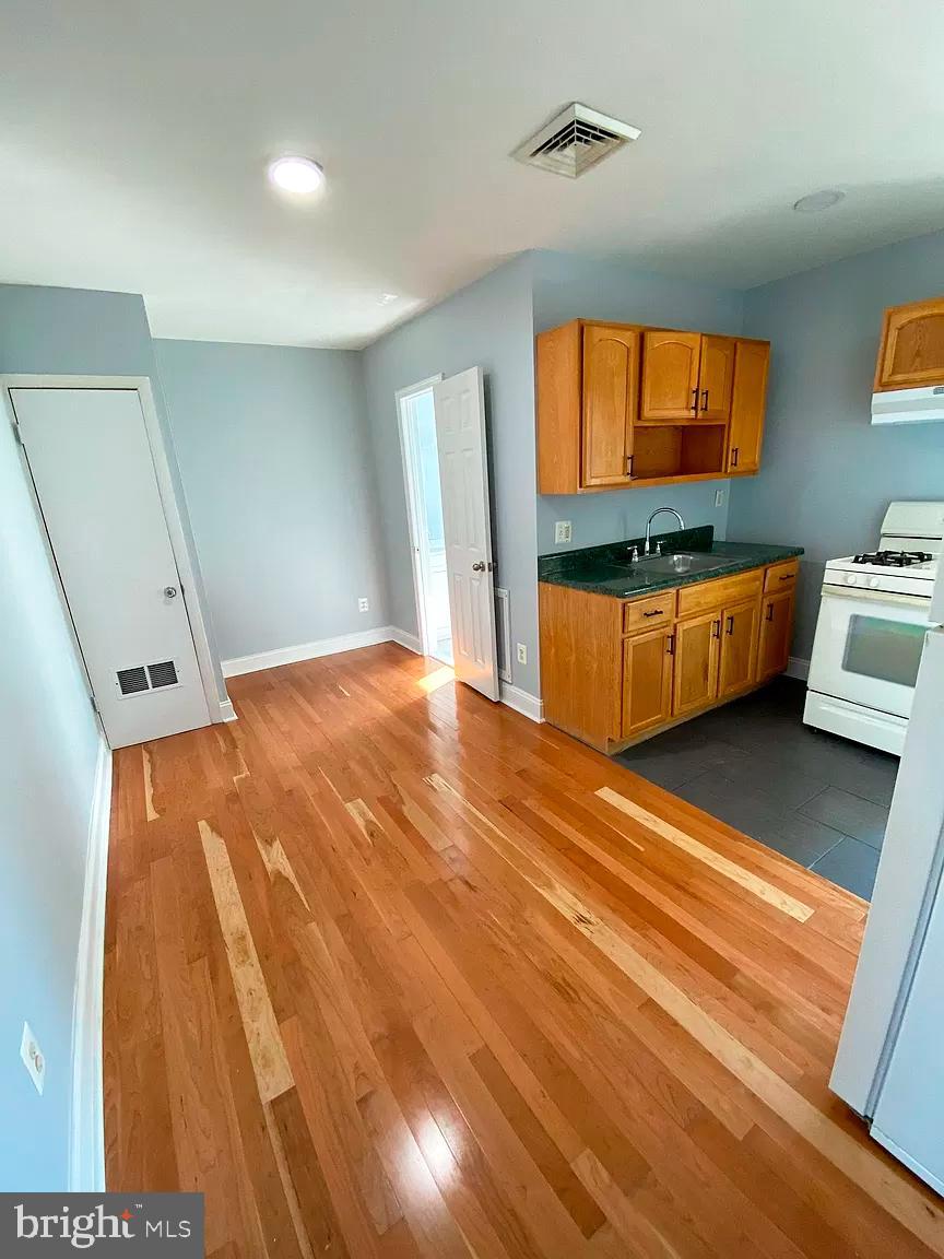PORT RICHMOND - Residential Lease