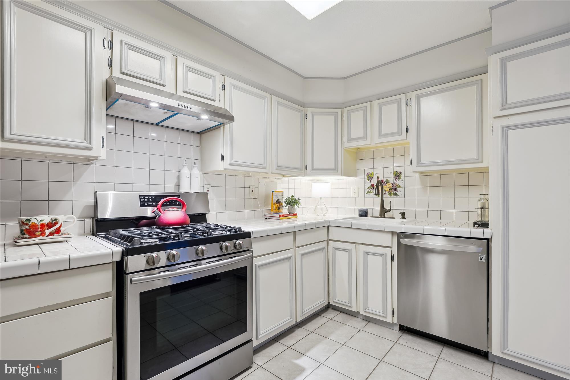 HORIZON HOUSE - Residential Lease