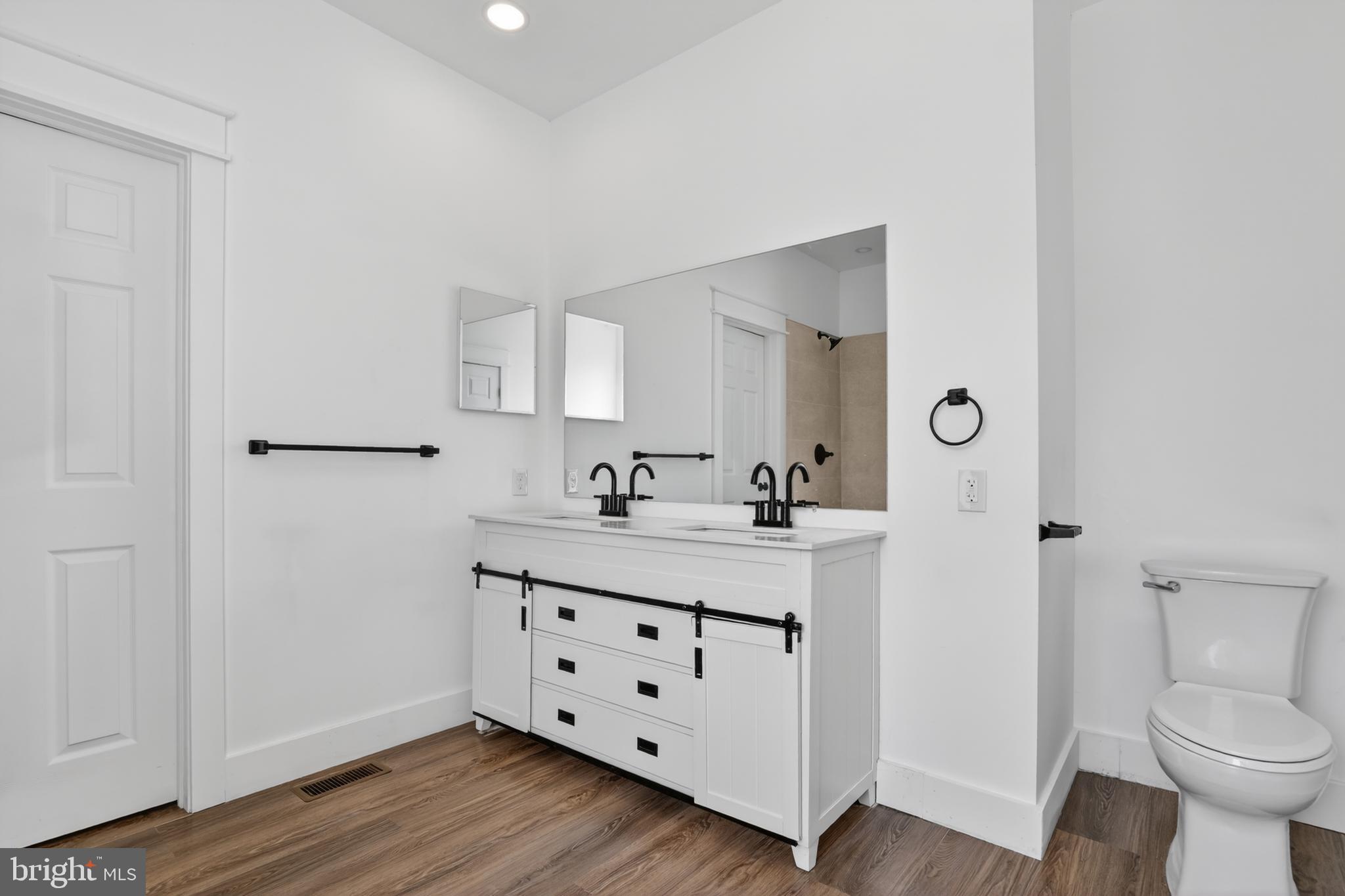CAPTAIN'S COVE - Residential
