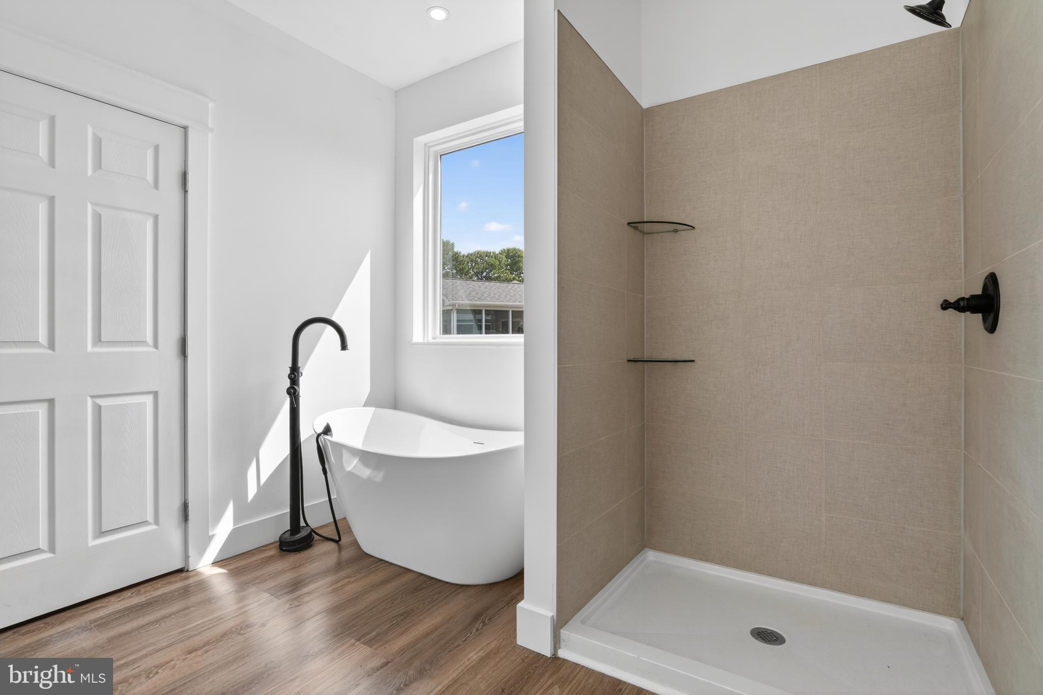 CAPTAIN'S COVE - Residential