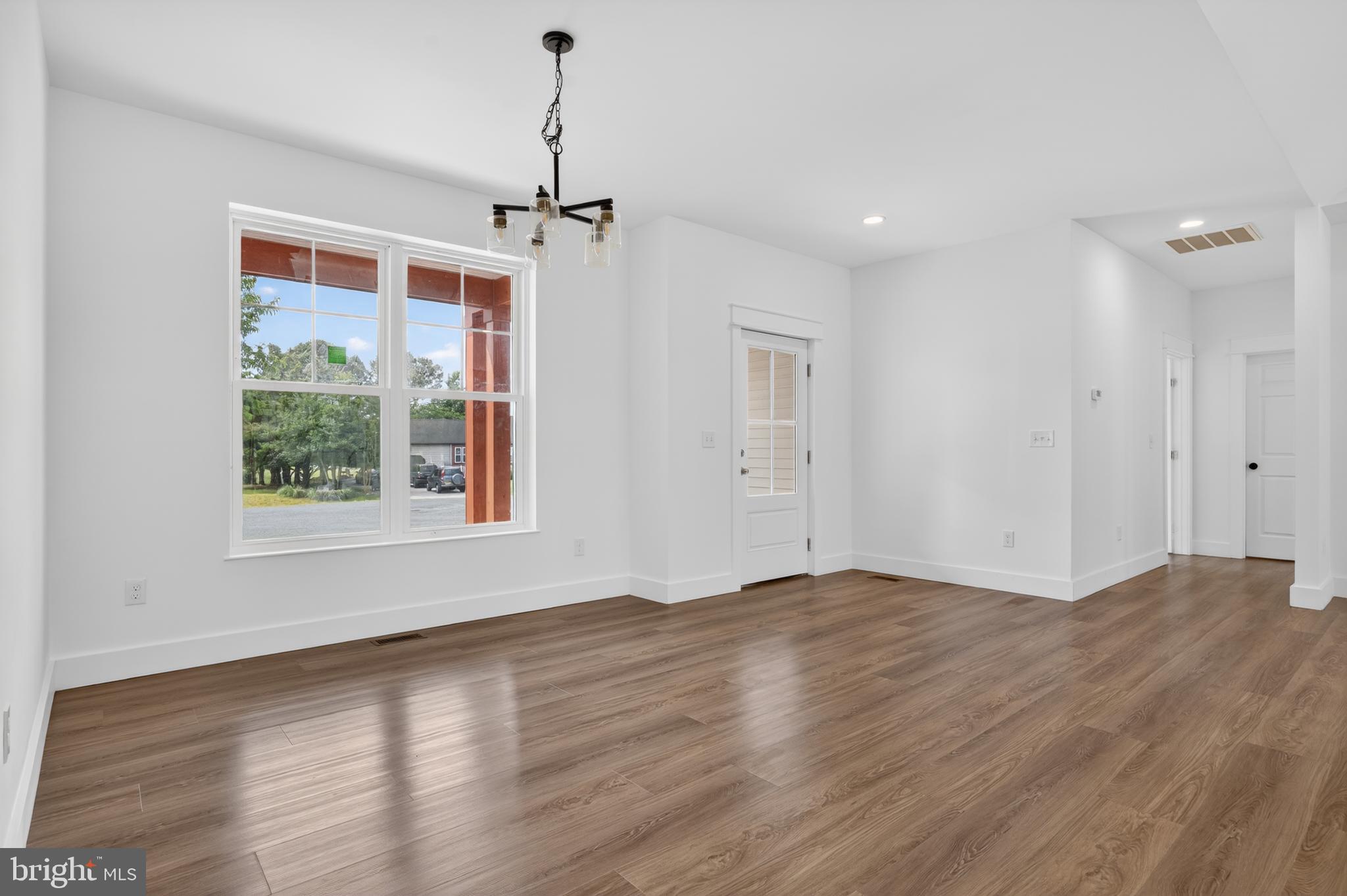 CAPTAIN'S COVE - Residential