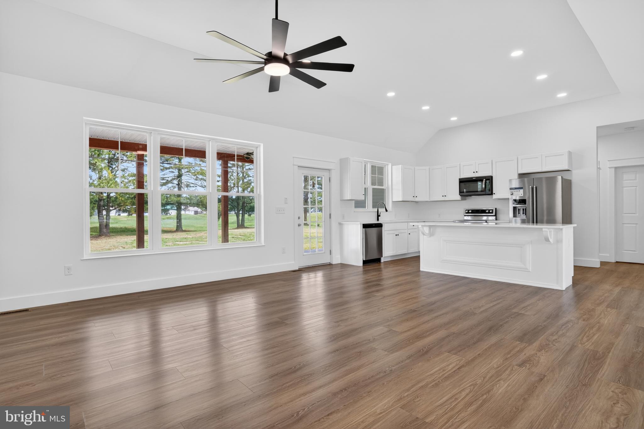 CAPTAIN'S COVE - Residential