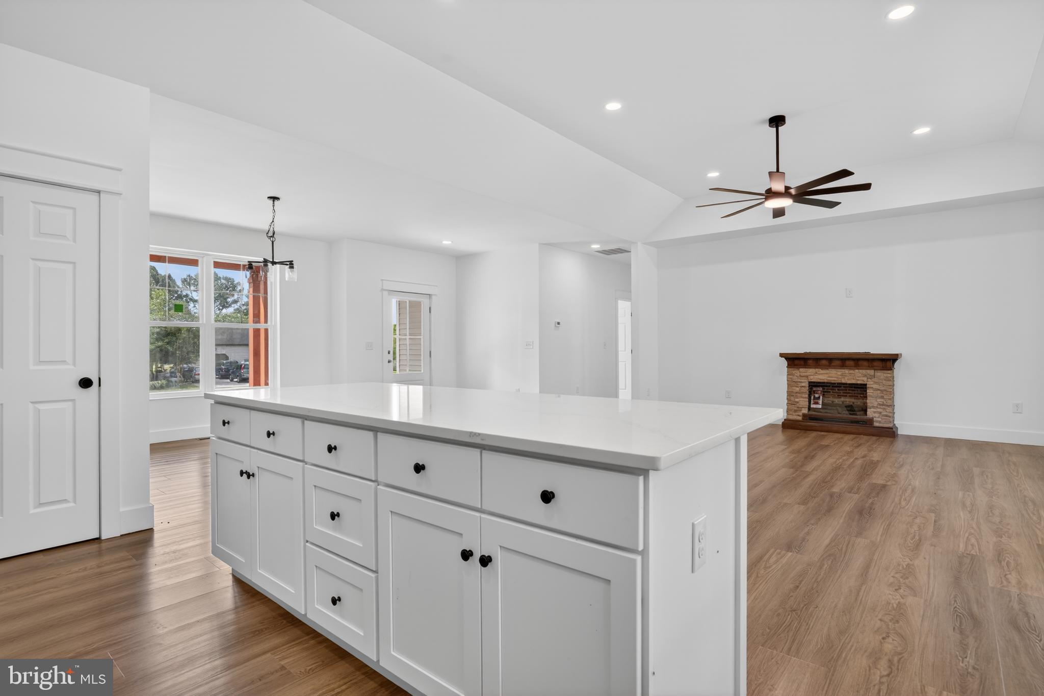 CAPTAIN'S COVE - Residential