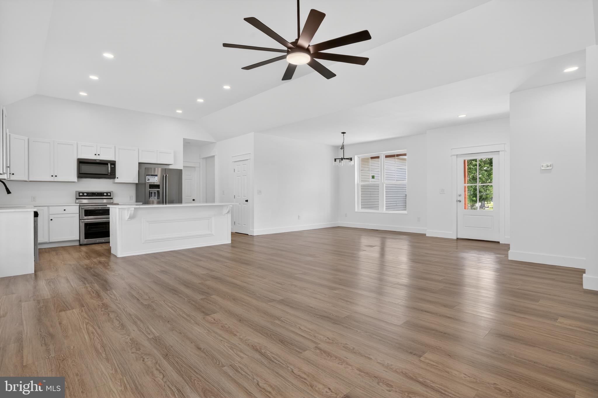 CAPTAIN'S COVE - Residential