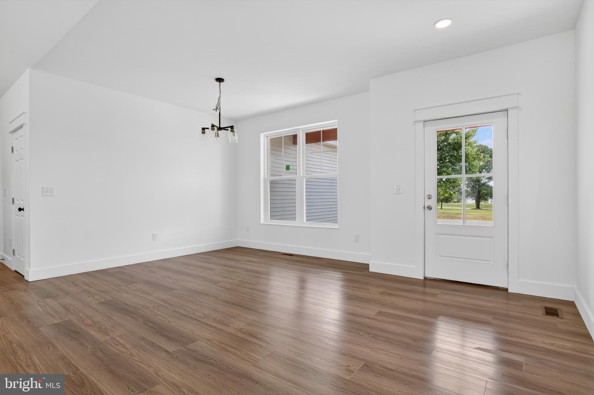 CAPTAIN'S COVE - Residential