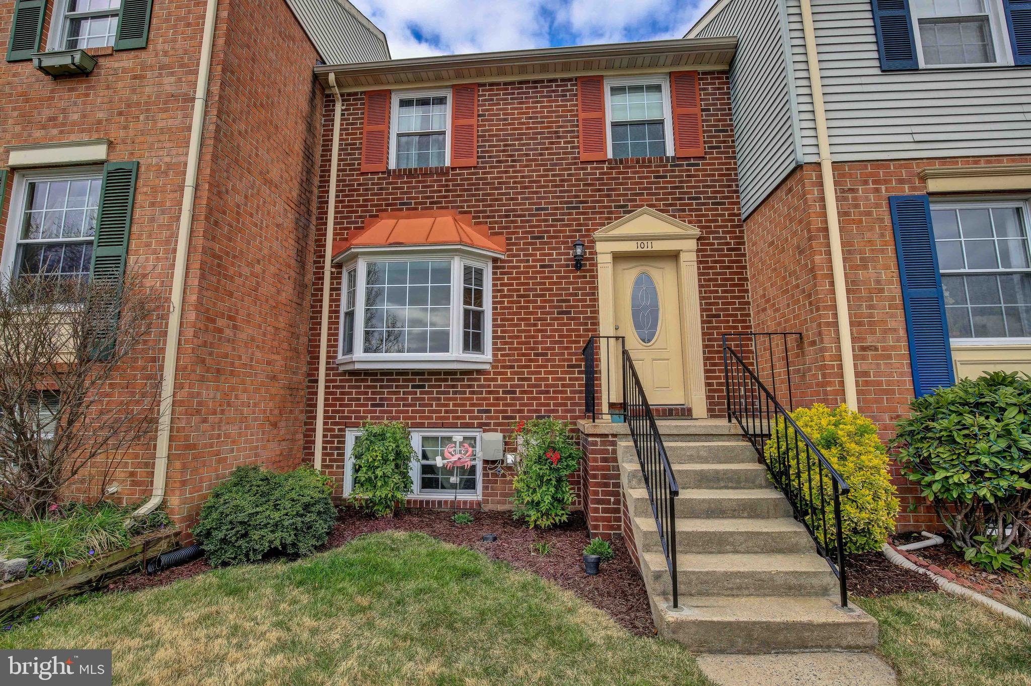 Super cute, brick front, townhome in the water privileged community of Elizabeth's Landing.  This adorable home features a separate dinning room, fully finished walk out basement, a large deck and a fully fenced backyard. This well maintained home sit in a community that features a beach, community dock, play ground and club house.  This beauty is a must see!
