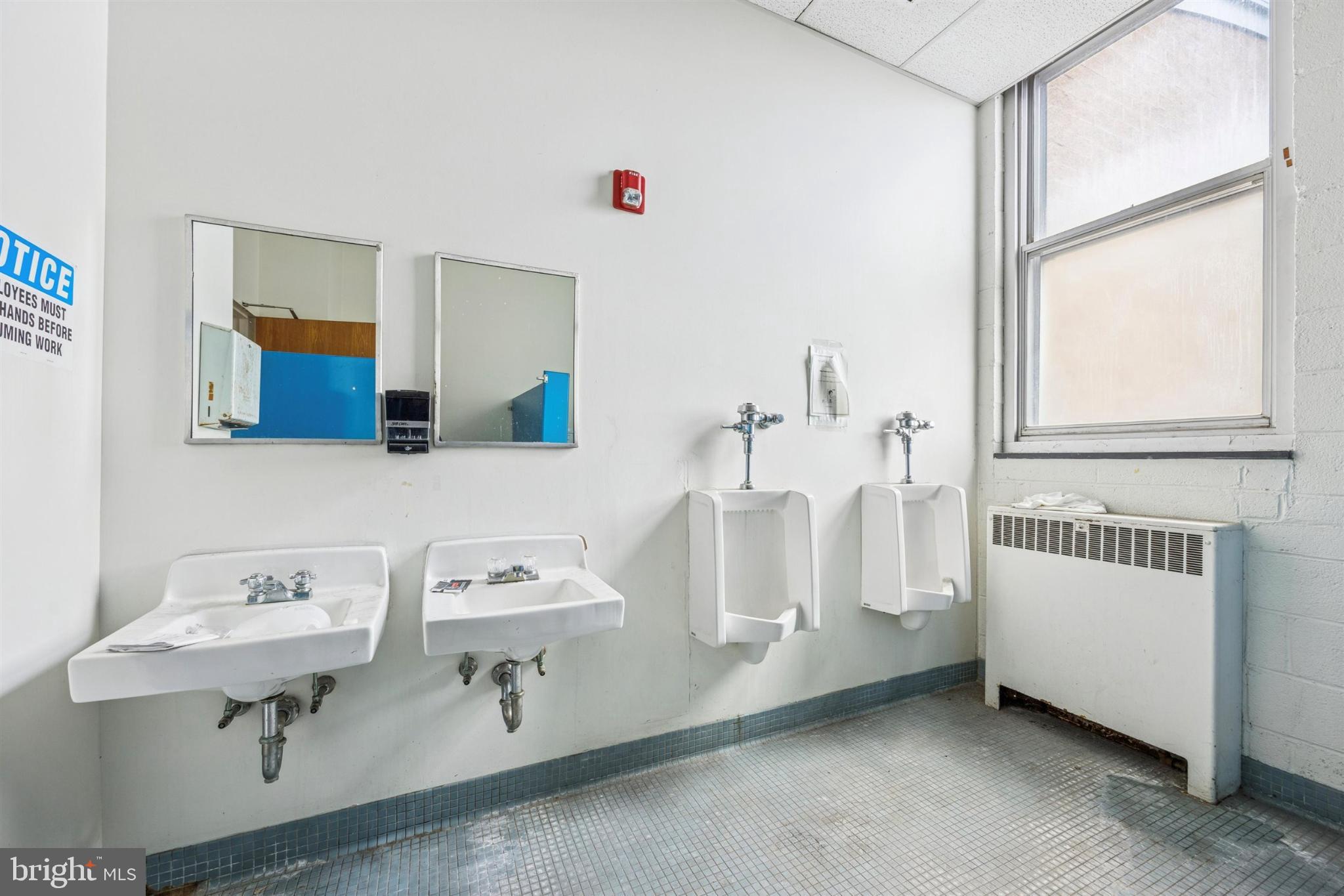 KENSINGTON - Commercial Sale