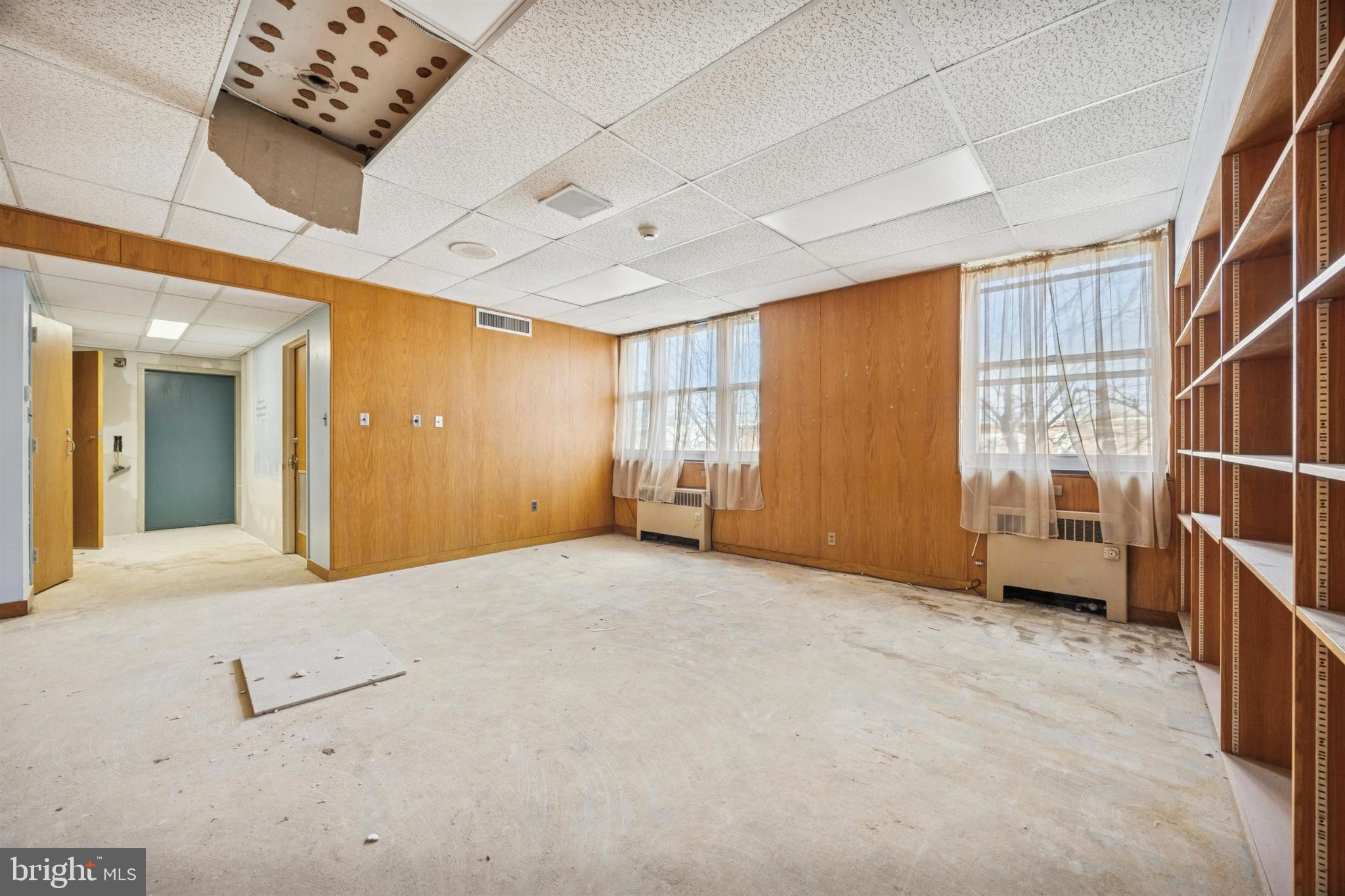 KENSINGTON - Commercial Sale