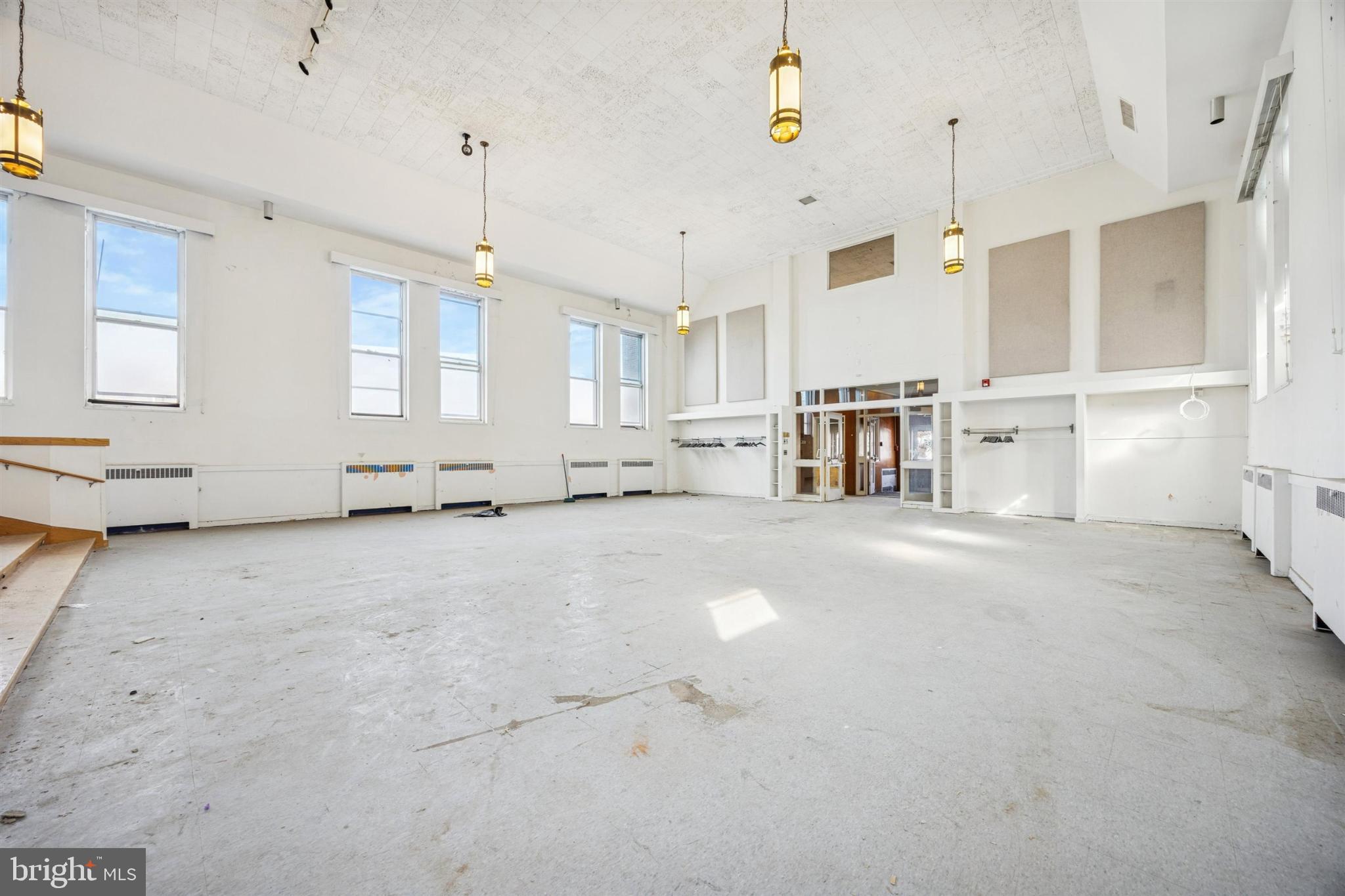 KENSINGTON - Commercial Sale