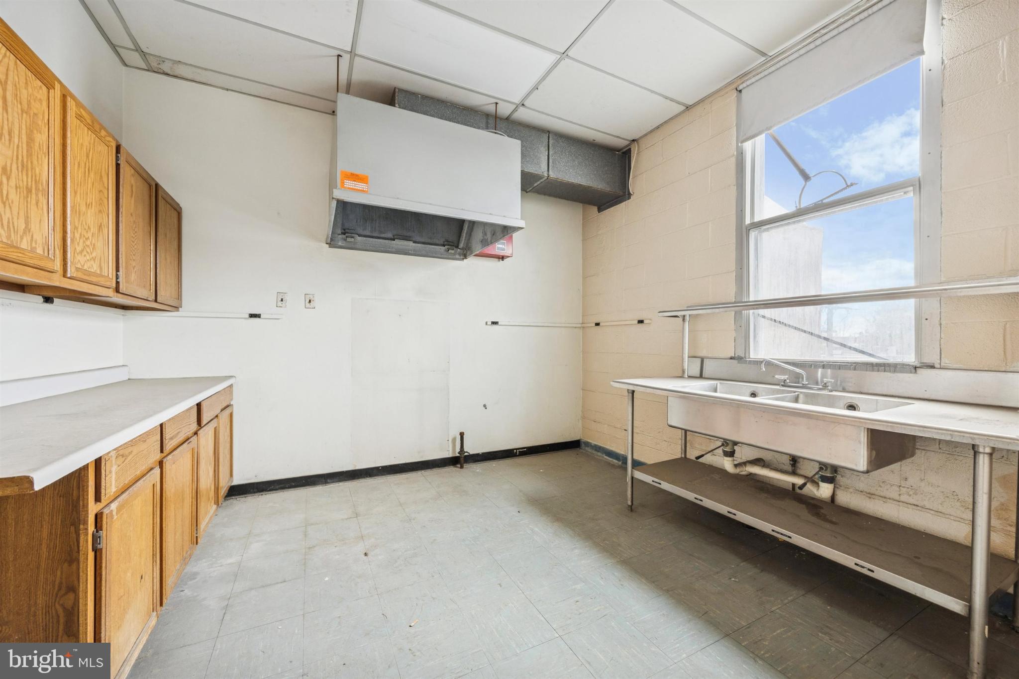 KENSINGTON - Commercial Sale