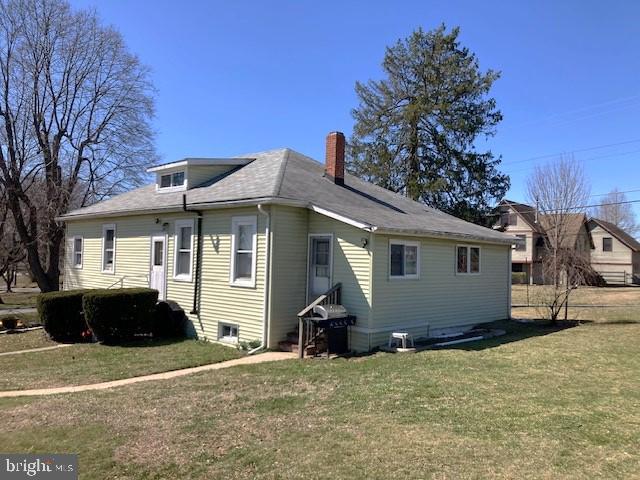 This property is two separate units.  Unit 1 is 2 bedrooms, living room, kitchen, full bath and enclosed flex room. Unit 2 is 1 or 2 bedrooms, living room, den, kitchen and full bath.