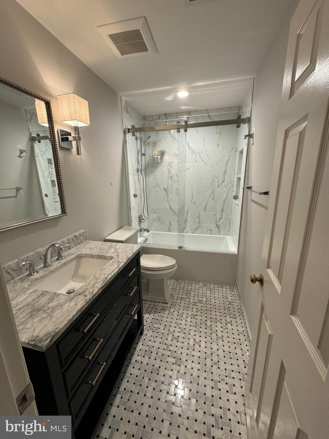 HAMPTONS OF MCLEAN - Residential Lease