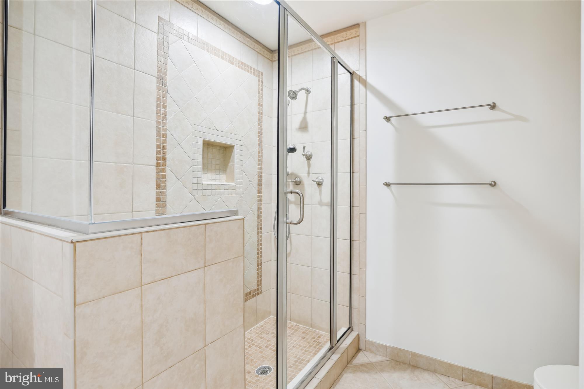 HAMPTONS OF MCLEAN - Residential Lease