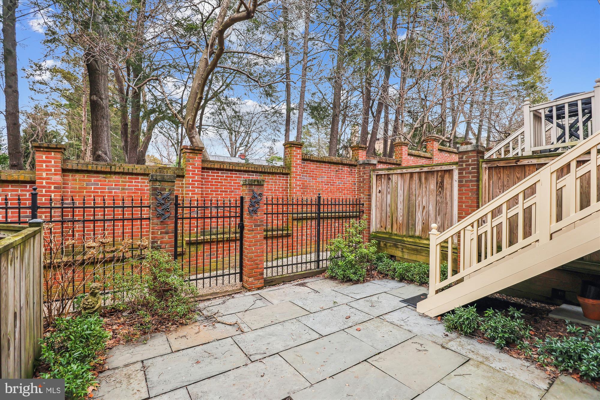 HAMPTONS OF MCLEAN - Residential Lease