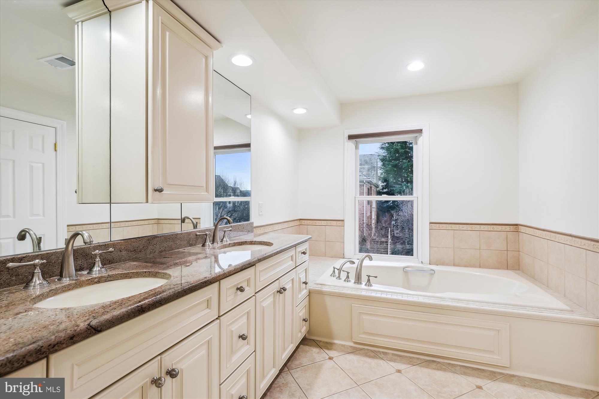 HAMPTONS OF MCLEAN - Residential Lease
