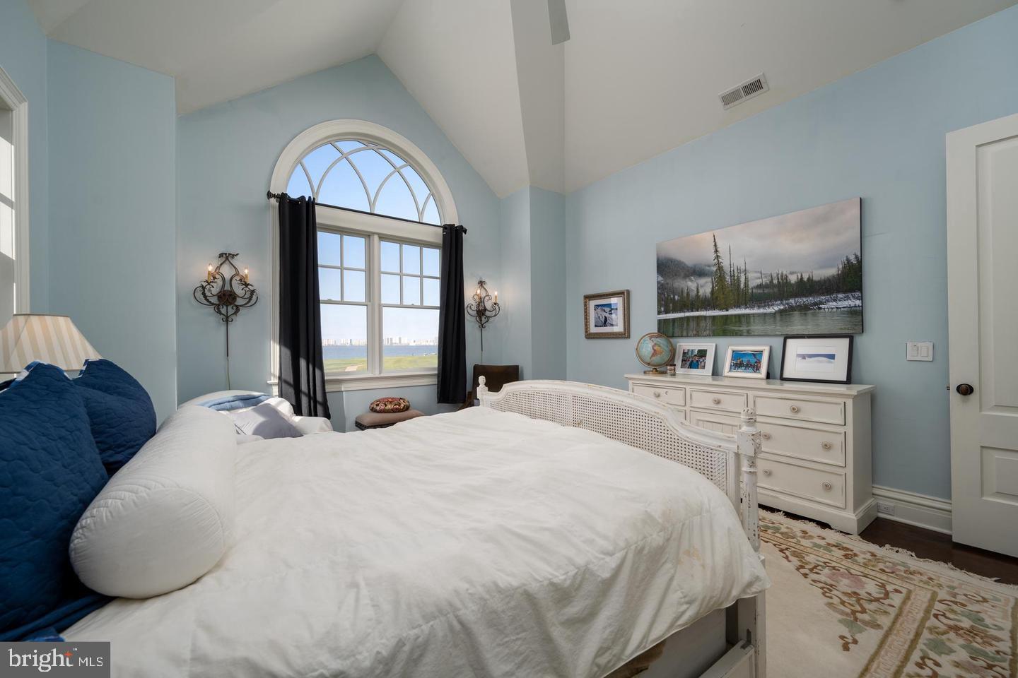 LIGHTHOUSE SOUND - Residential
