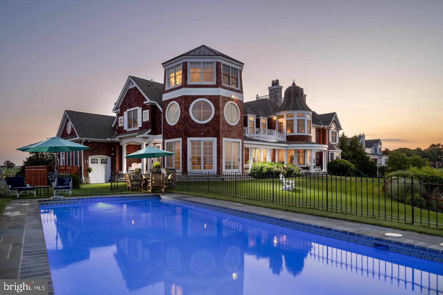 LIGHTHOUSE SOUND - Residential