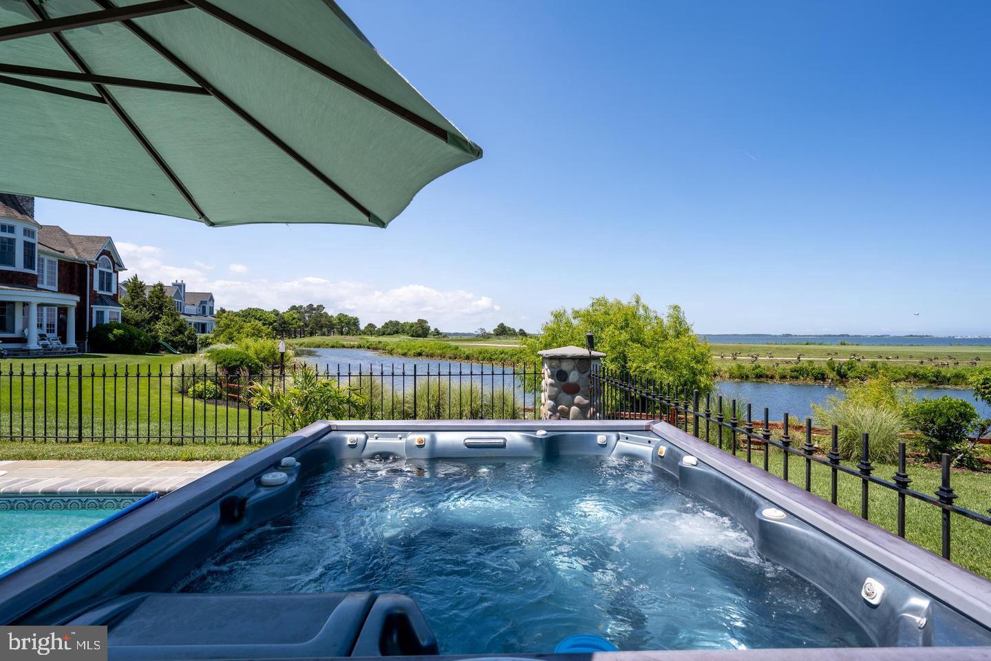 LIGHTHOUSE SOUND - Residential