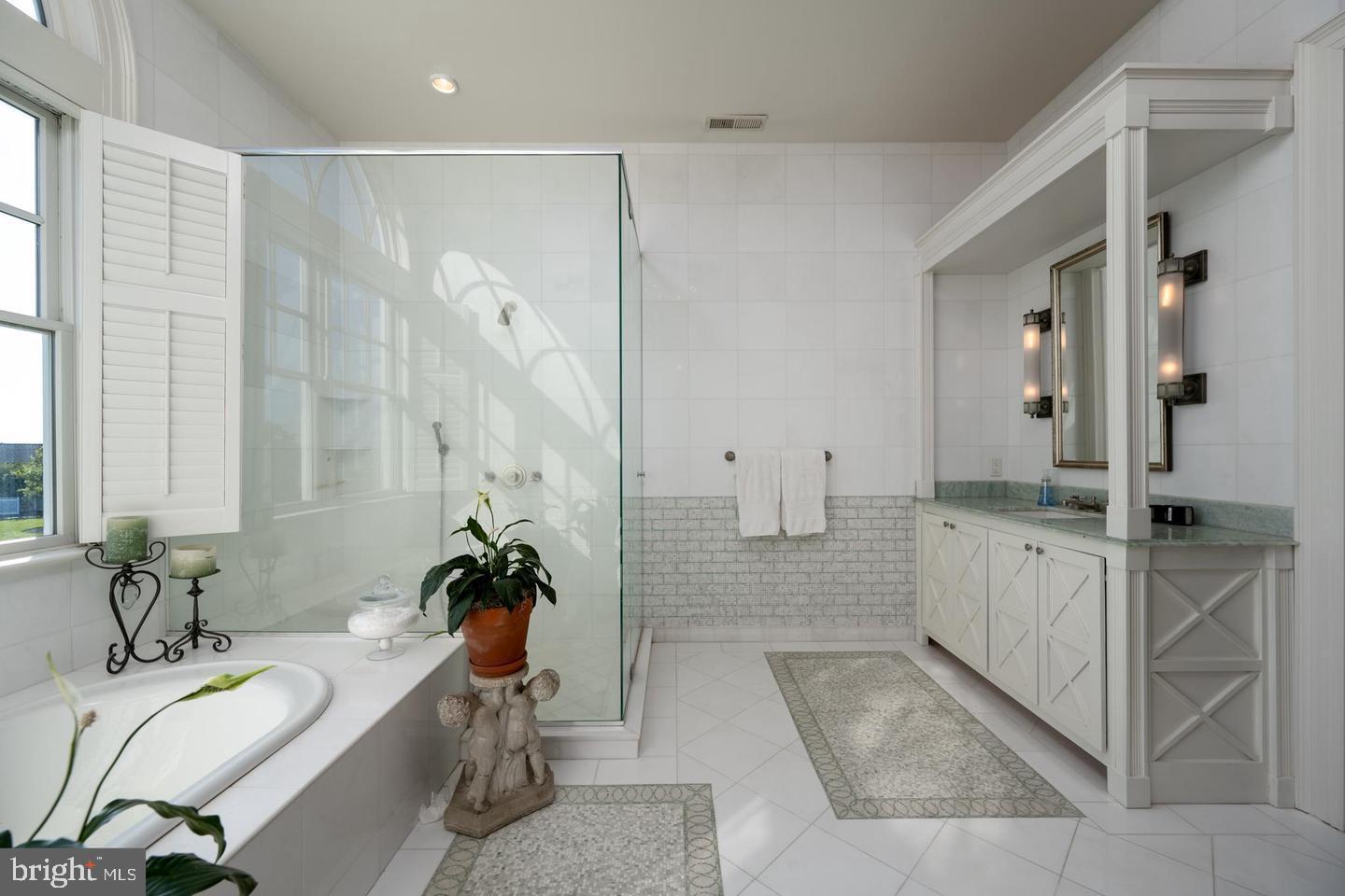 LIGHTHOUSE SOUND - Residential