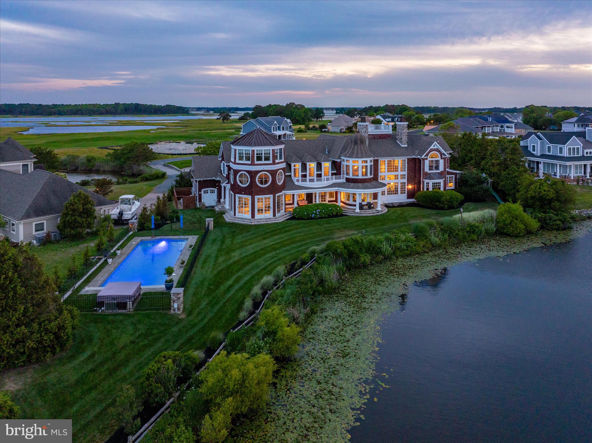 LIGHTHOUSE SOUND - Residential