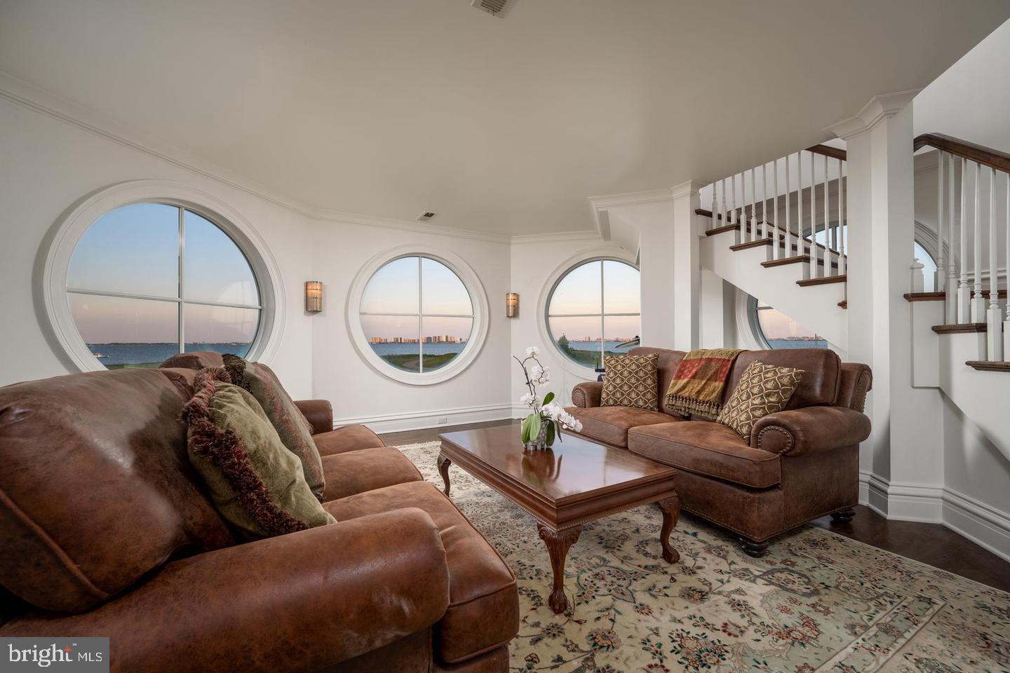 LIGHTHOUSE SOUND - Residential