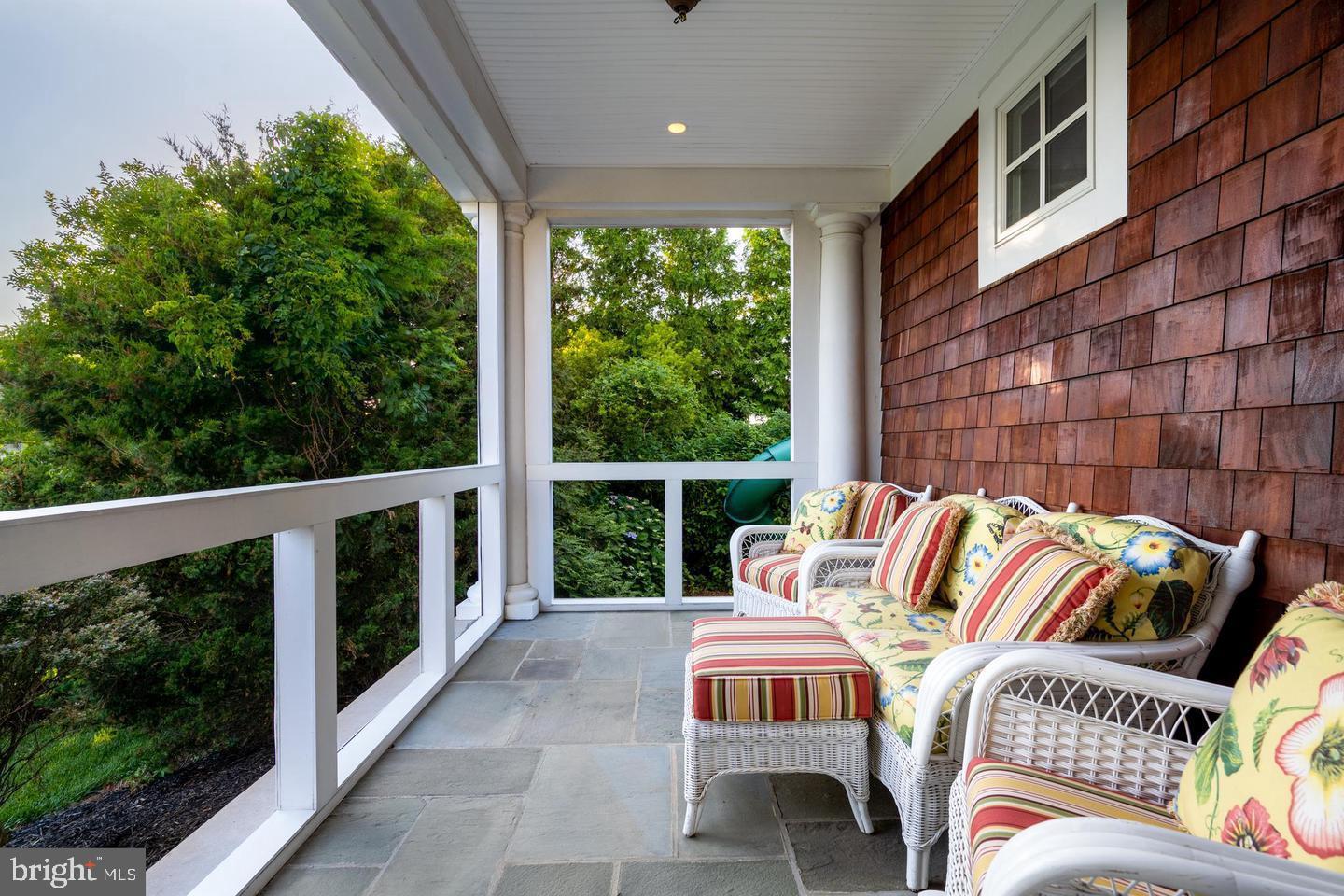 LIGHTHOUSE SOUND - Residential