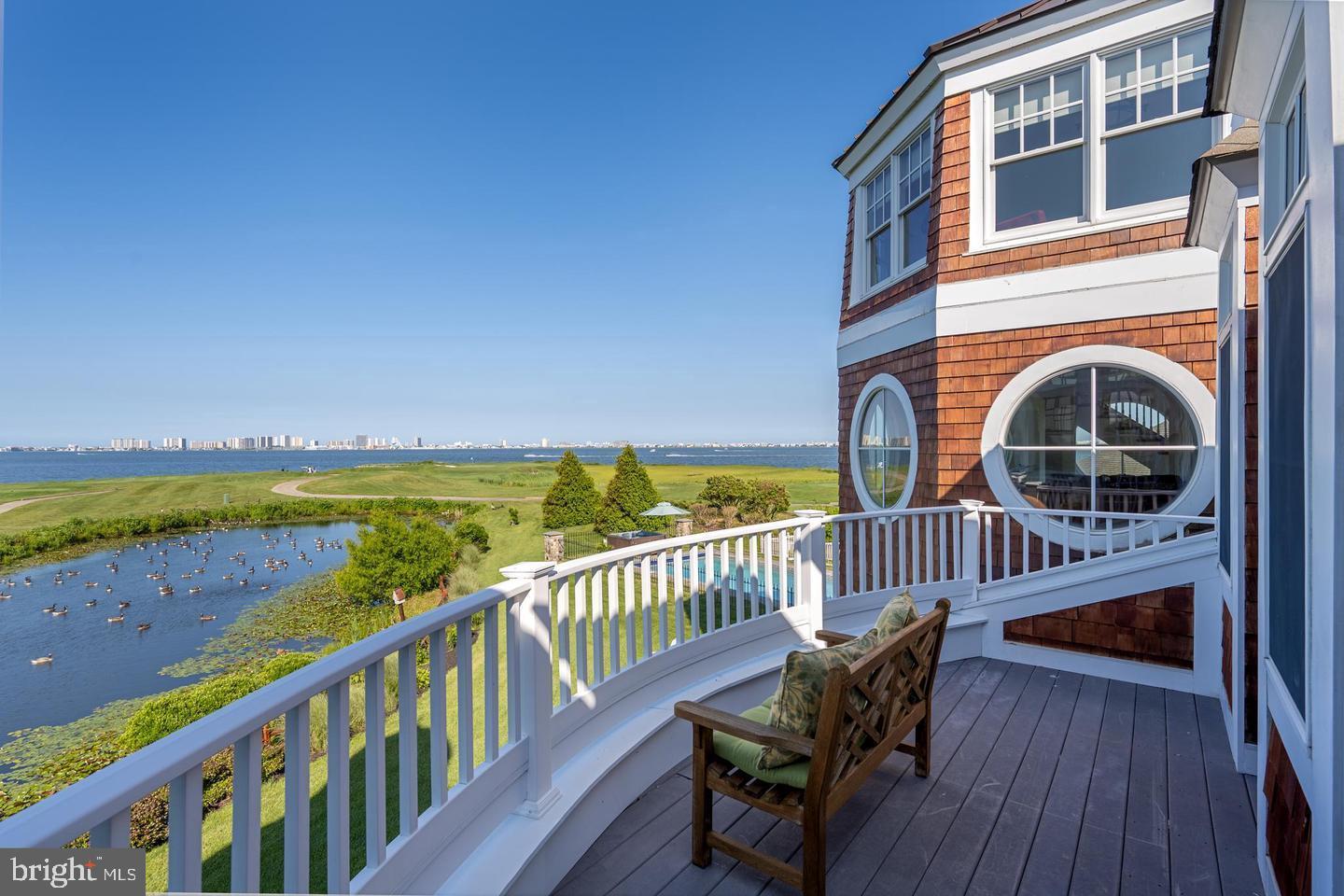 LIGHTHOUSE SOUND - Residential