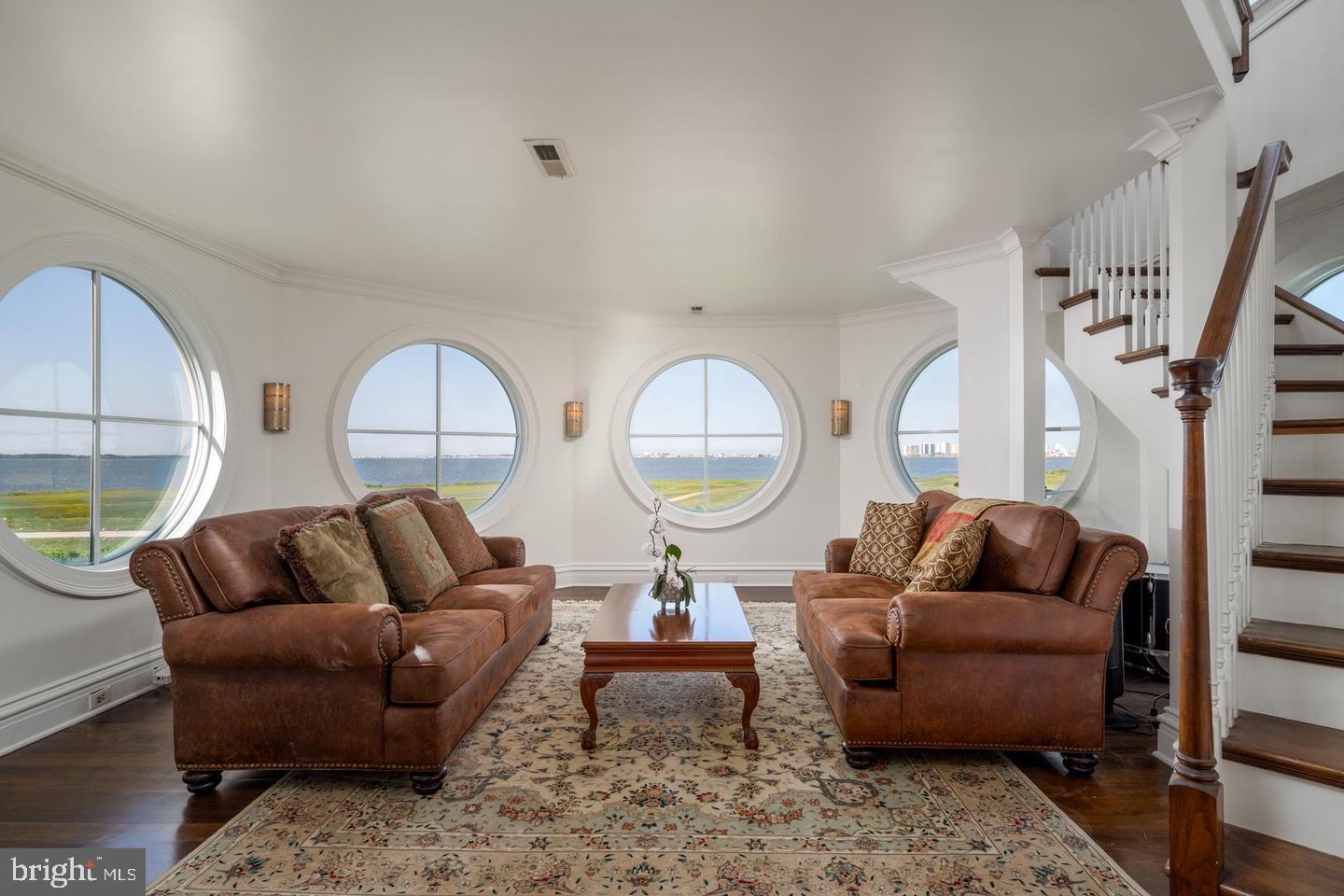 LIGHTHOUSE SOUND - Residential