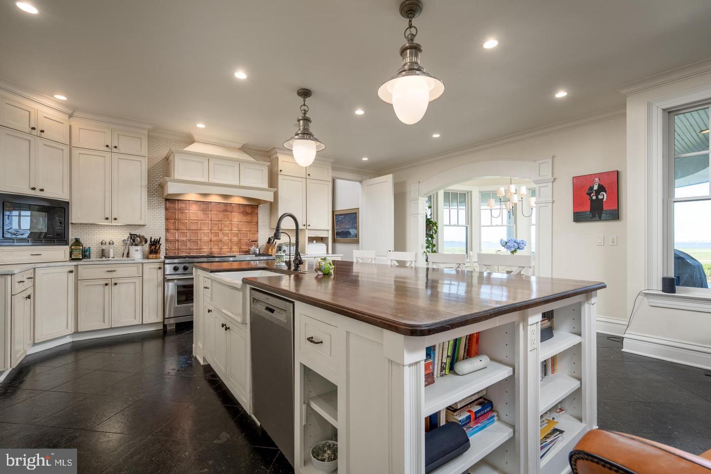 LIGHTHOUSE SOUND - Residential