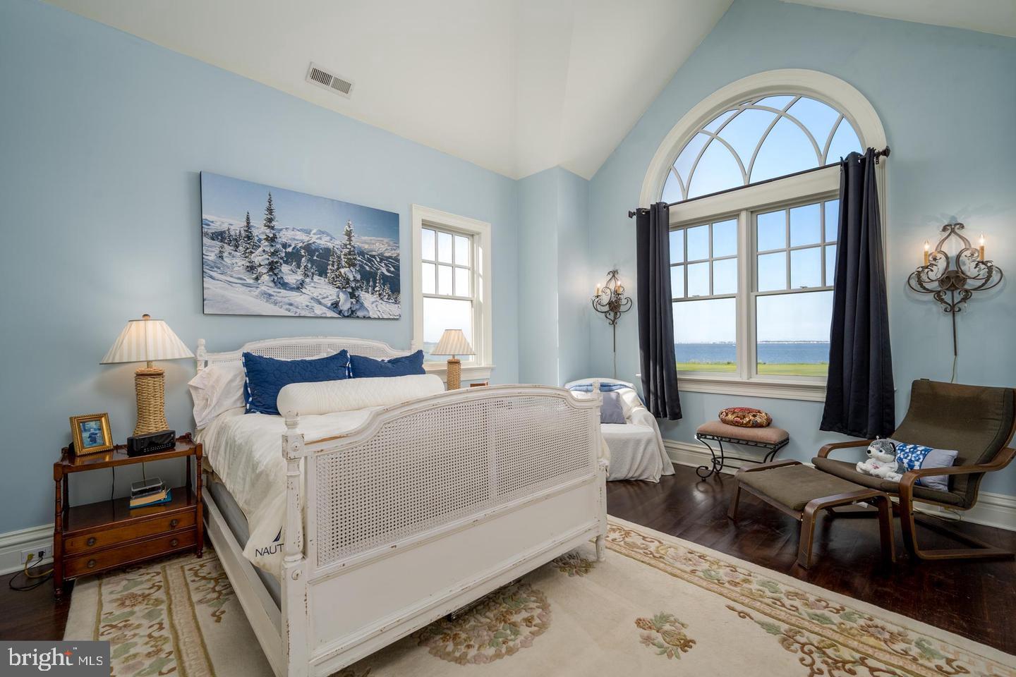 LIGHTHOUSE SOUND - Residential