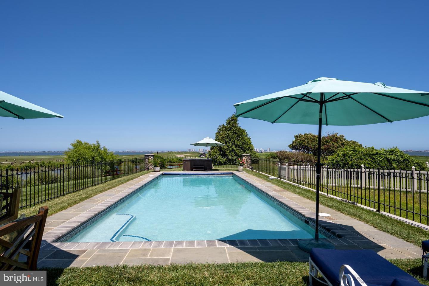 LIGHTHOUSE SOUND - Residential